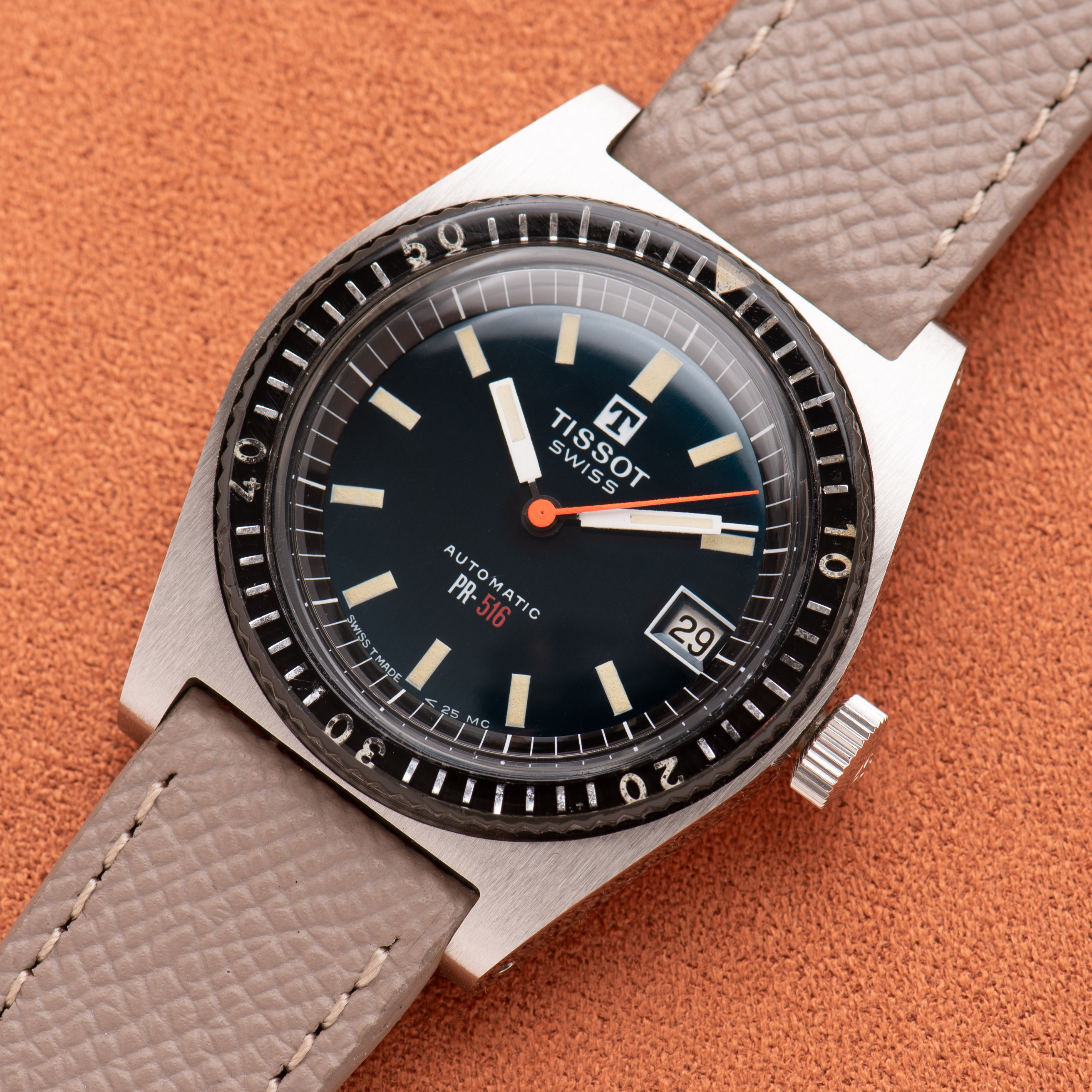 Zicht op Tissot Swiss Automatic PR516 RARE Roger Moore Edition ref 44622-7X