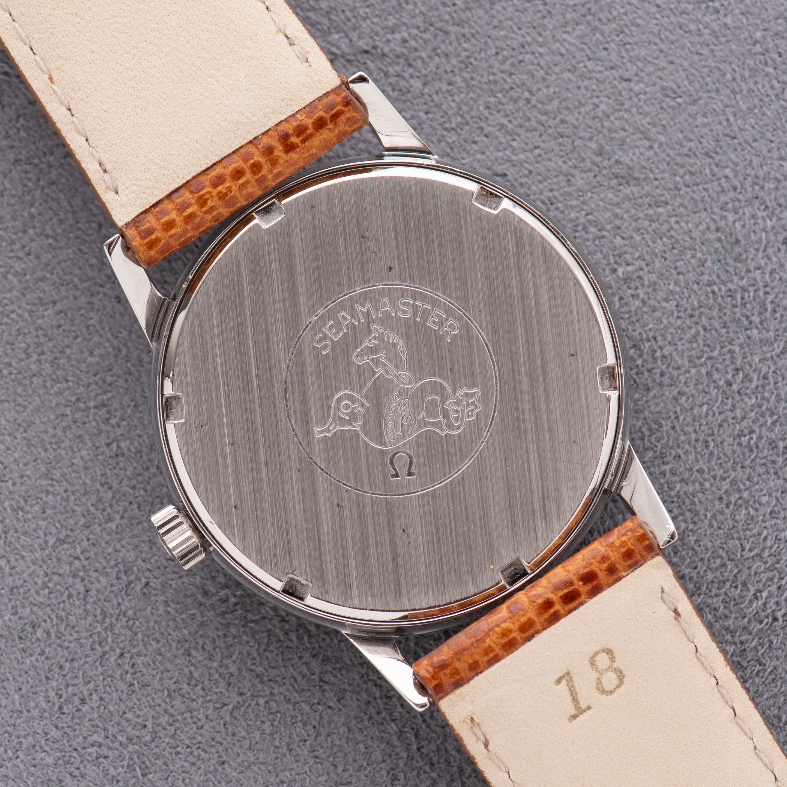 Vue de Omega Seamaster 600 Patina Dial cal 601 réf 135.012 from 1964