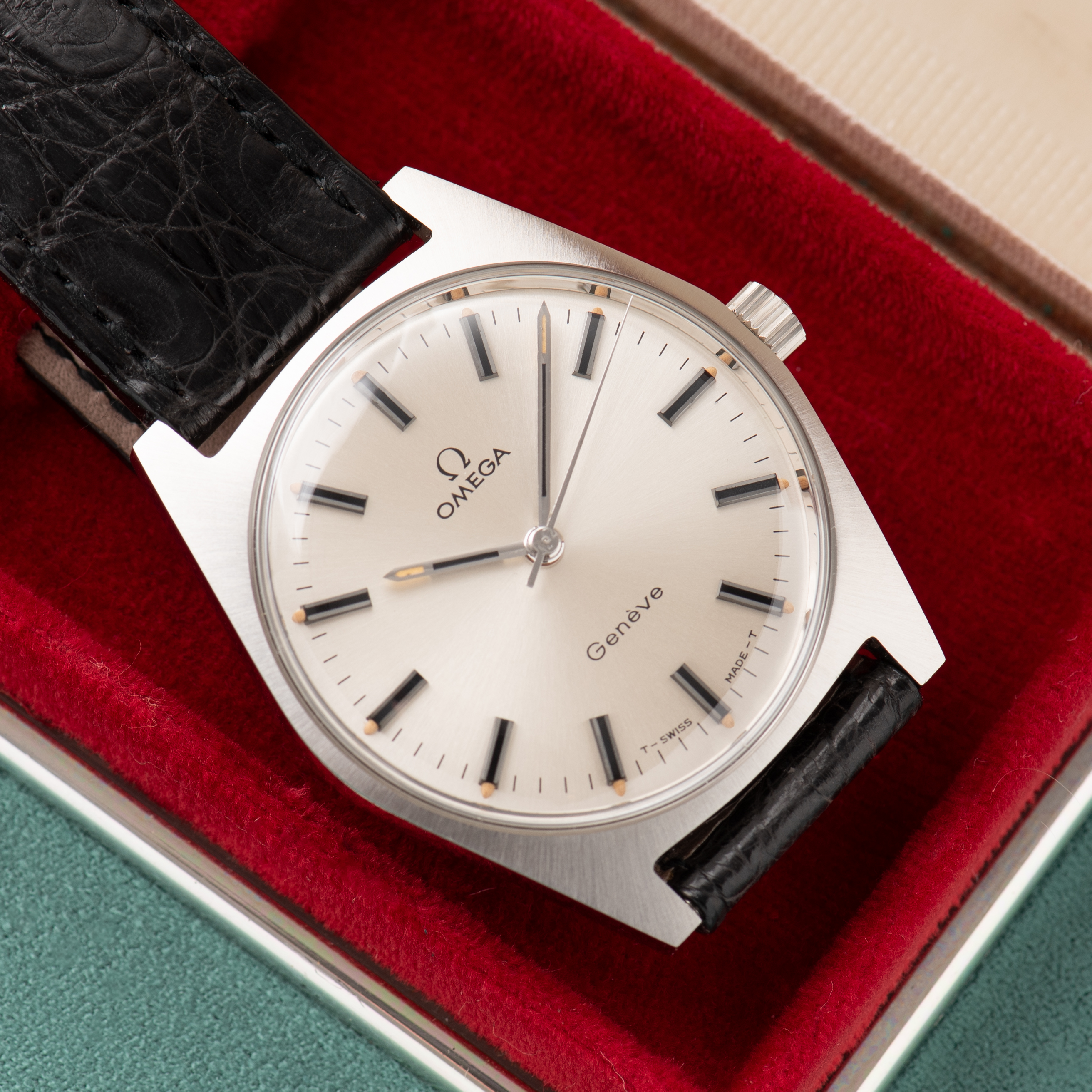 View of Omega Genève Mécanique Réf 135.041 from 1973 New Old Stock with box and sticker