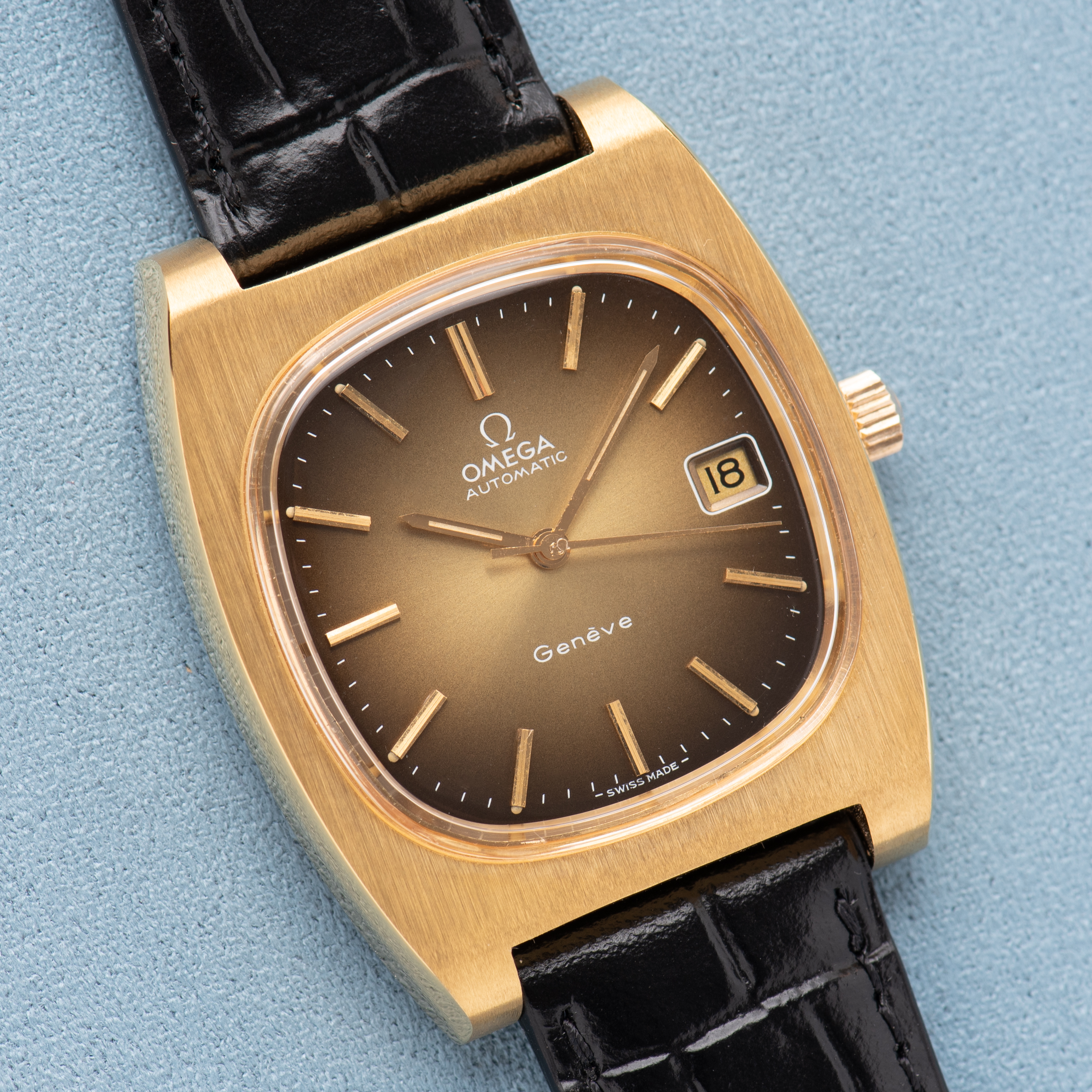 Zicht op Omega Genève Automatic Date Gold Plated – Calibre 1012 – Réf. 166.0190 – 1973