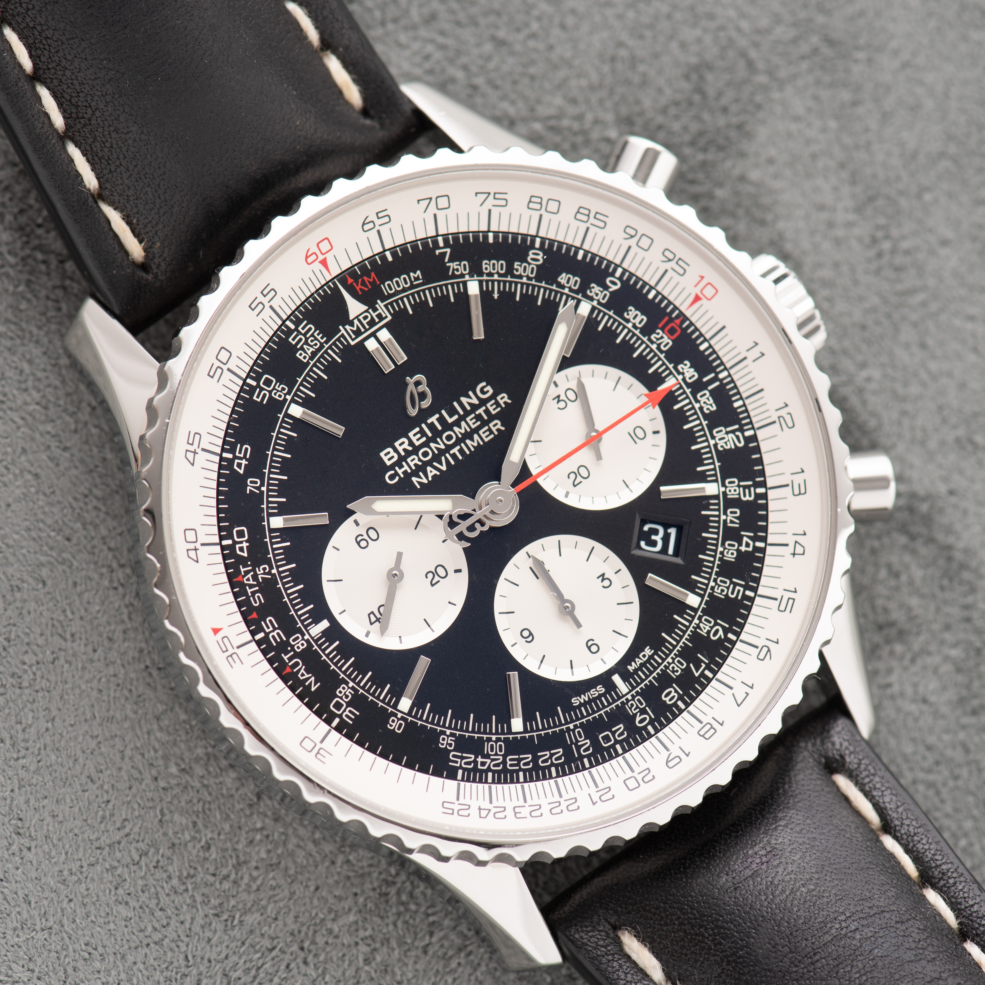 Vue de Breitling Chronometer Navitimer 1 B01 Chronograph réf AB0127211B1X2 Full set