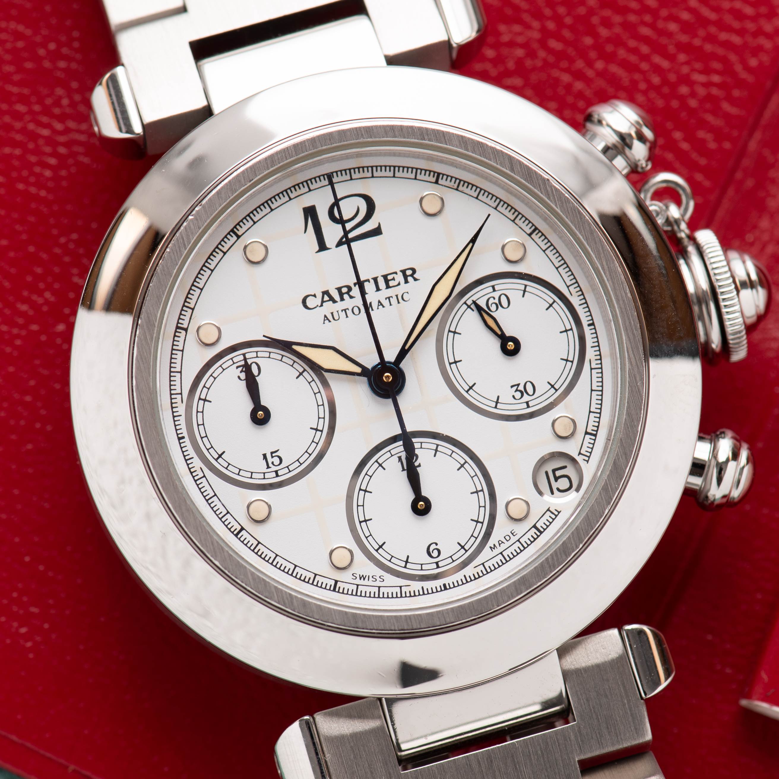 Zicht op Cartier De Pasha Chronograph White/Crème Dial Réf 2412