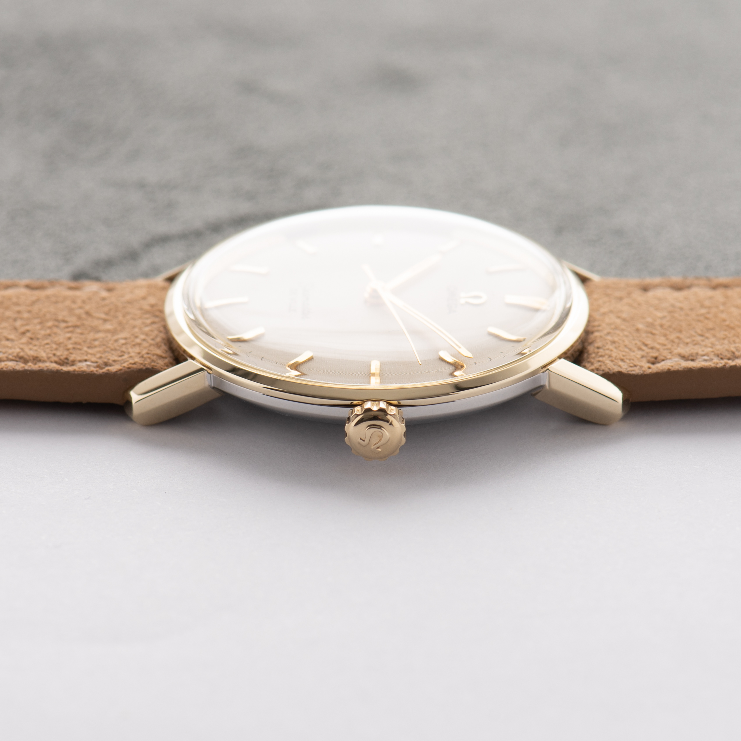 Zicht op Omega Seamaster De Ville "Linnen Dial" Cream Gold/Steel Ref 135.020 vanaf 1964