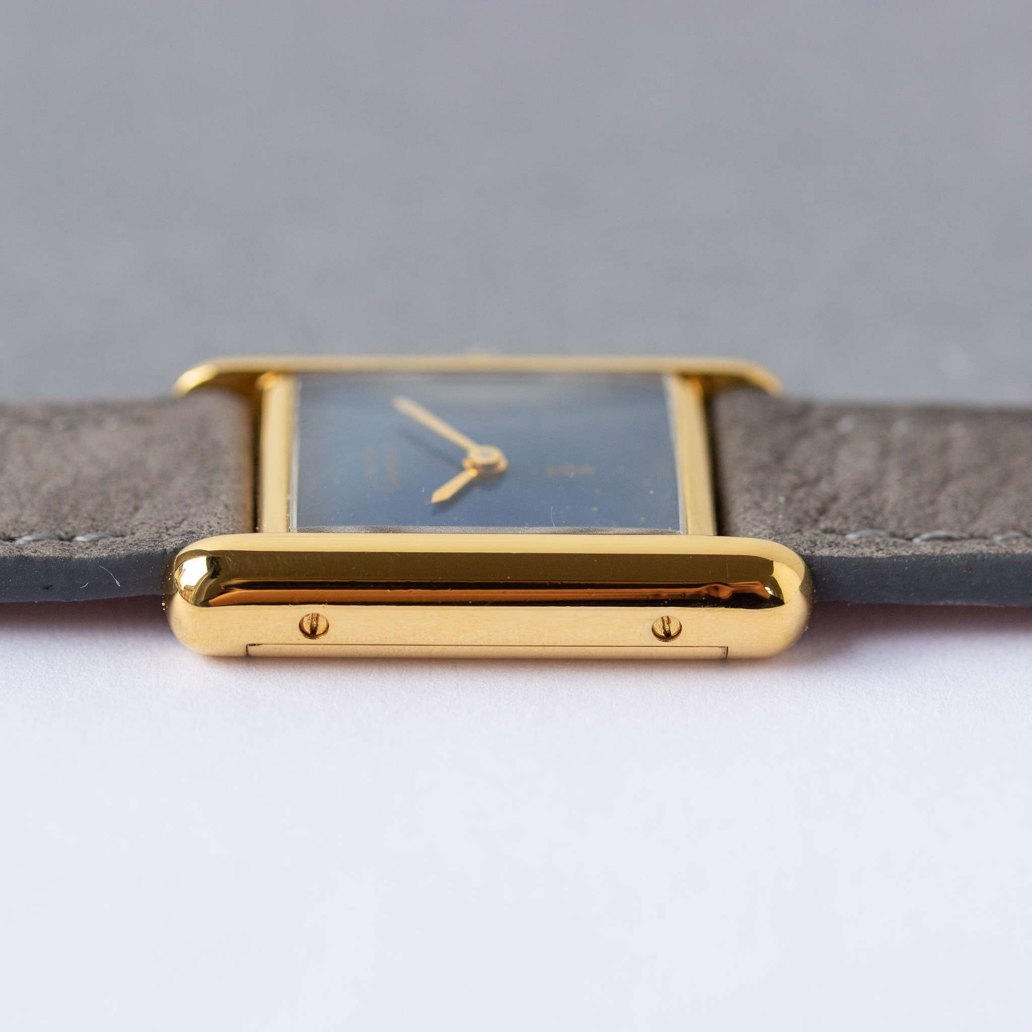 Zicht op Tank Must by Cartier Vermeil "Lapis Lazuli" wijzerplaat