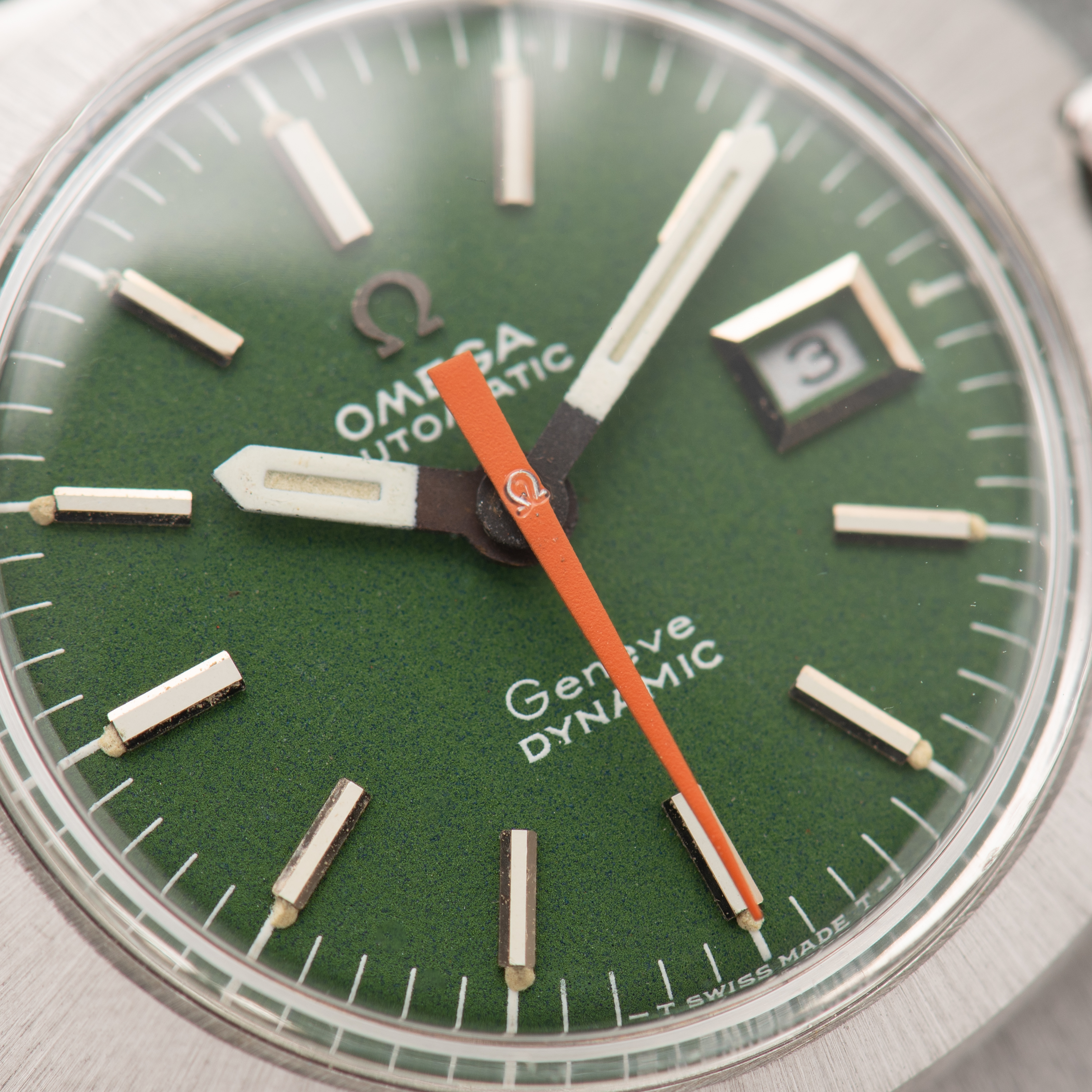 Zicht op Omega Automatic Genève Dynamic Date Green dial Réf 566.015 from 1969 Woman watch