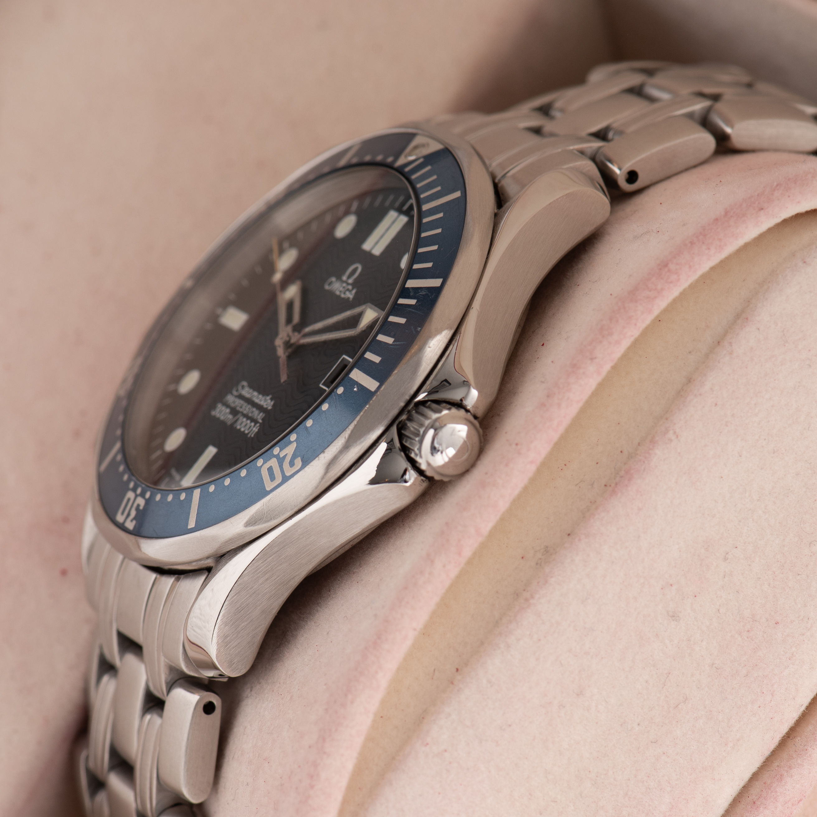 Zicht op Omega Seamaster Diver 300M "James Bond" Réf 2541.80.00 from 2000 Full Set