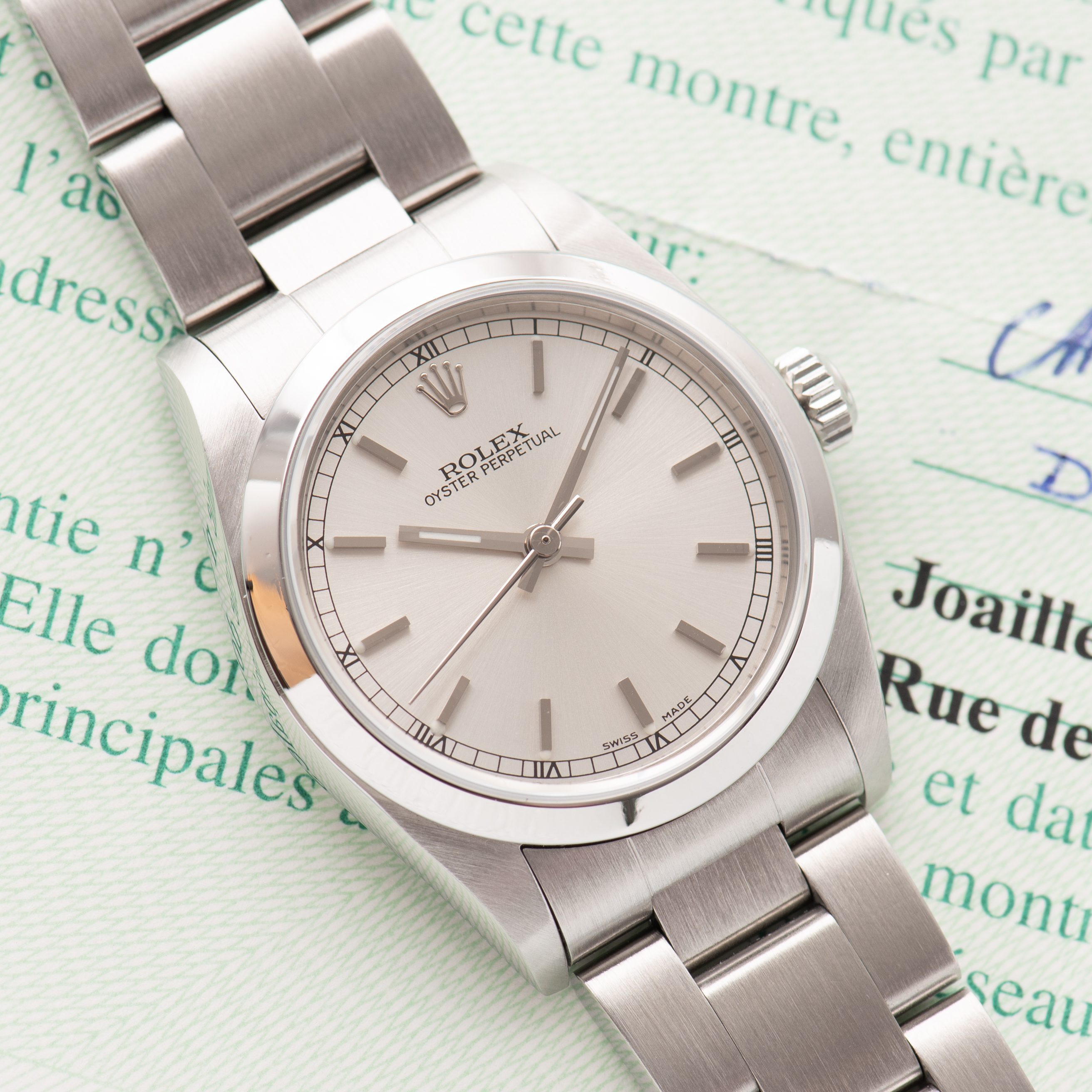 Zicht op Rolex Oyster Perpetual Silver Dial Réf 77080 Full set from 2005