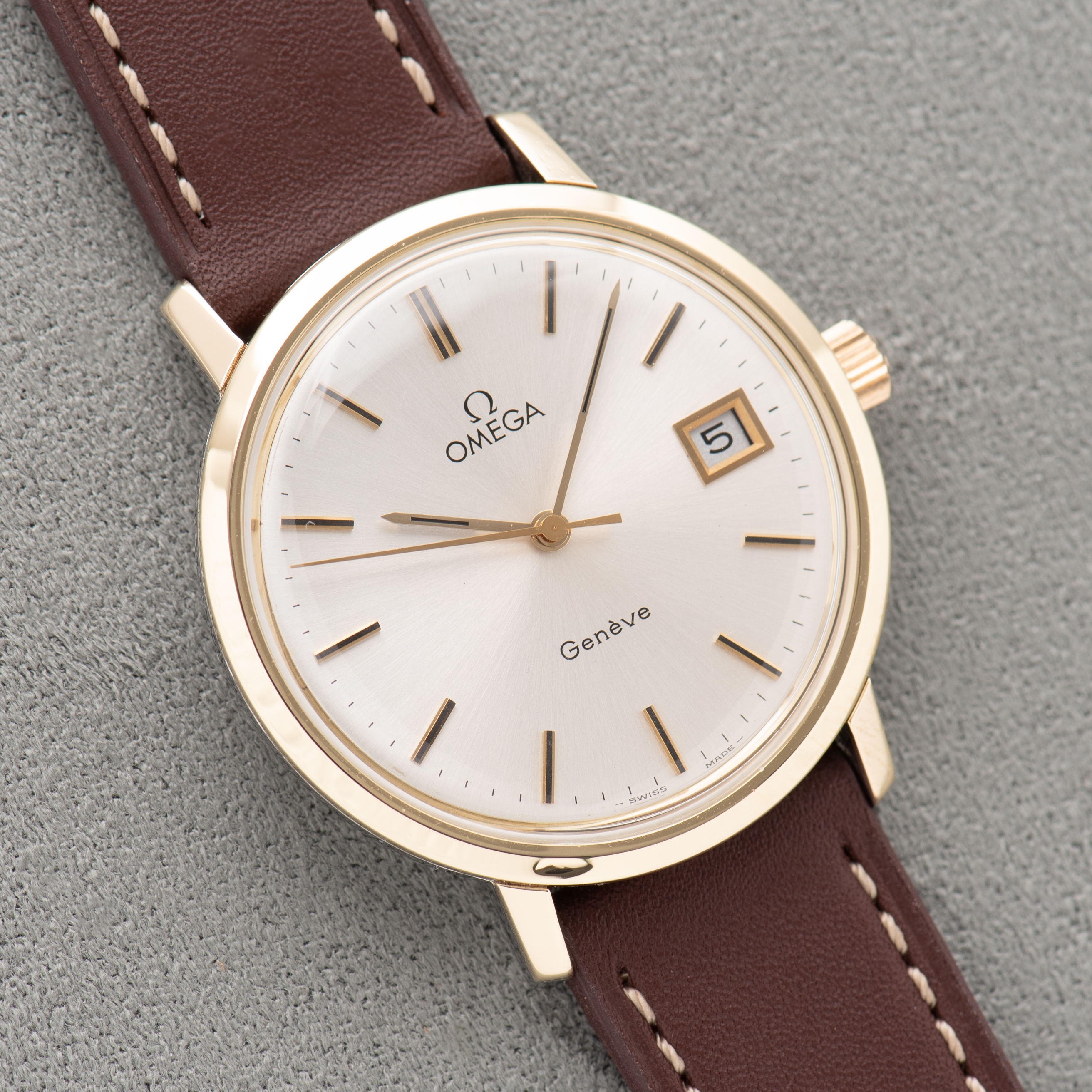 View of Omega Genève Date Gold/Steel Rare Monobloc Réf 136.9020 from 1975