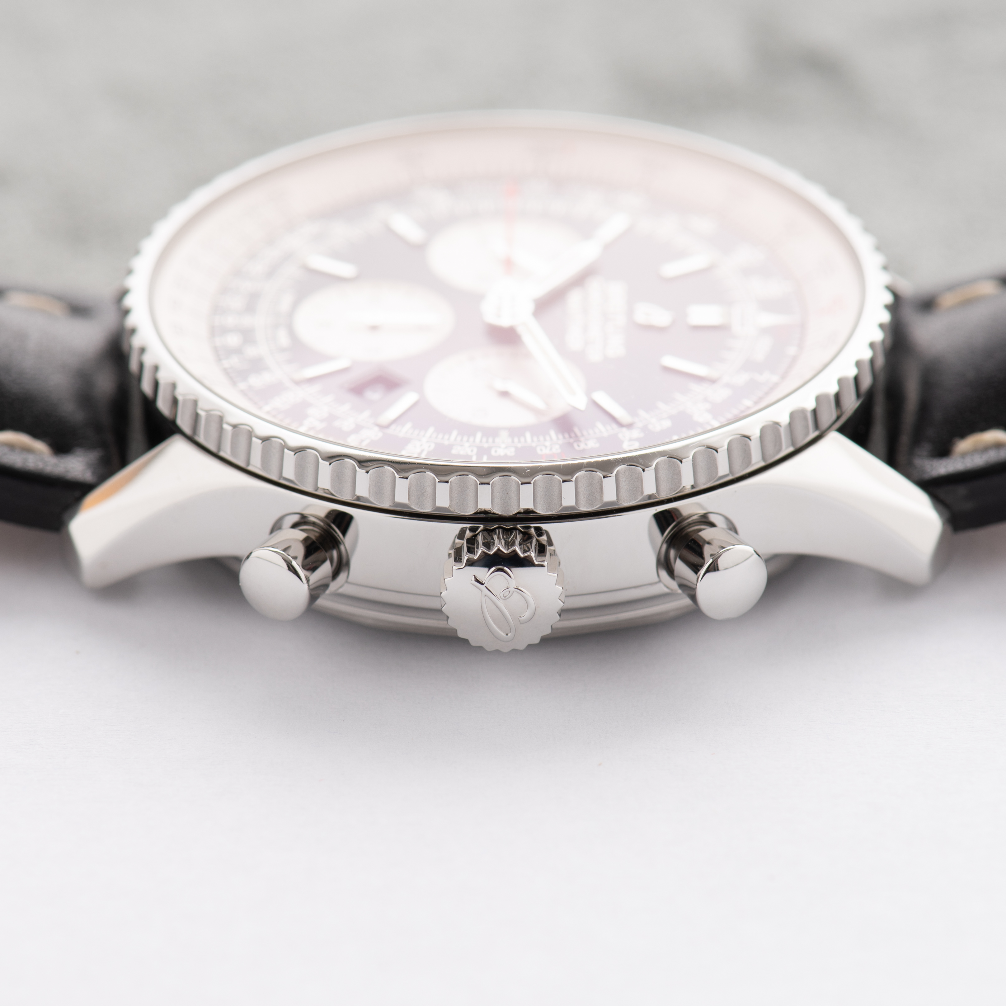Vue de Breitling Chronometer Navitimer 1 B01 Chronograph réf AB0127211B1X2 Full set