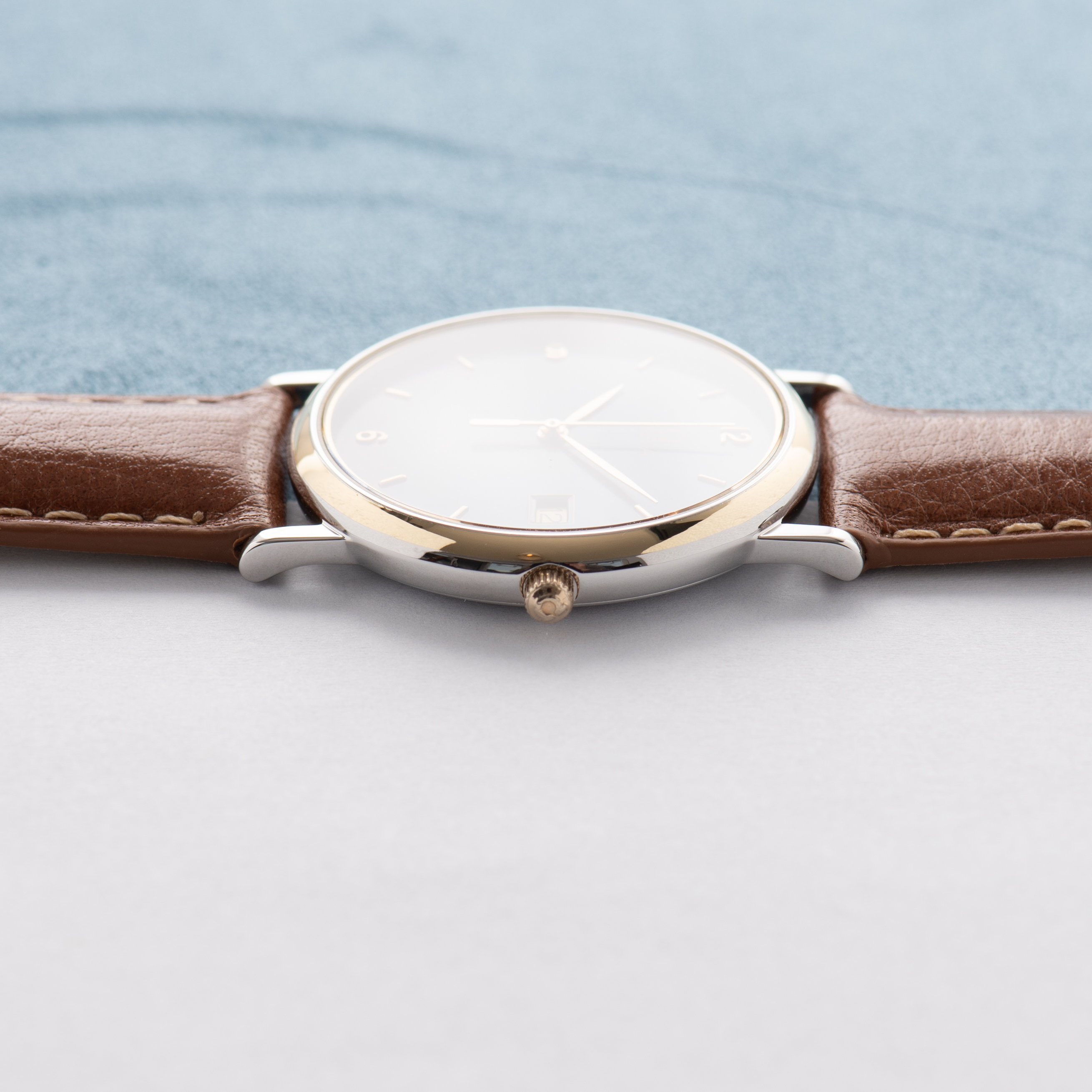 Zicht op Omega De Ville Quartz Gold Steel Blue Dial Ref 196.2430 vanaf 1990