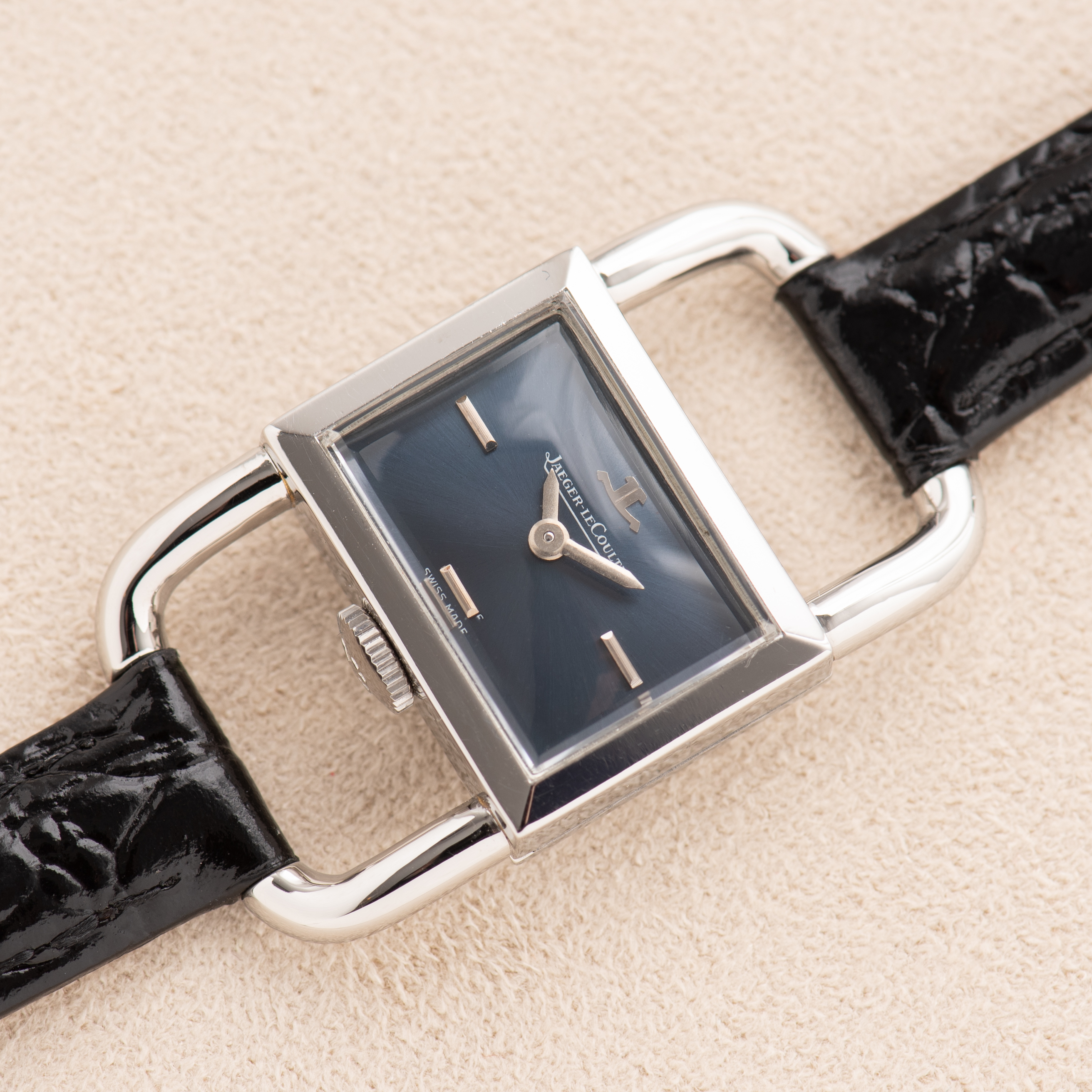 Zicht op Jaeger-LeCoultre Etrier Lucchetto for Hermès Blue Dial Réf 1670.42