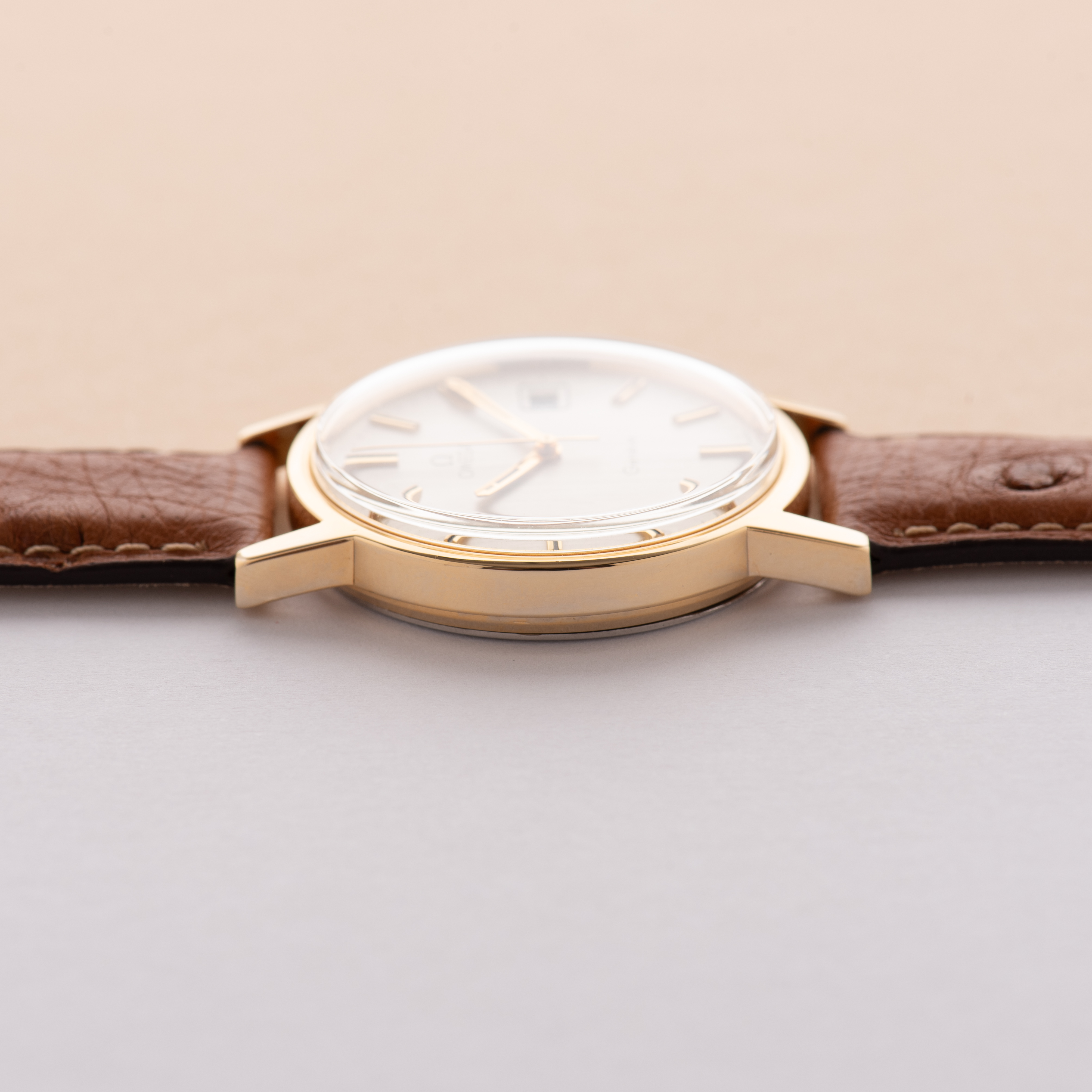 Vue de Omega Genève Date Silver linen dial réf 136.0104 from 1974