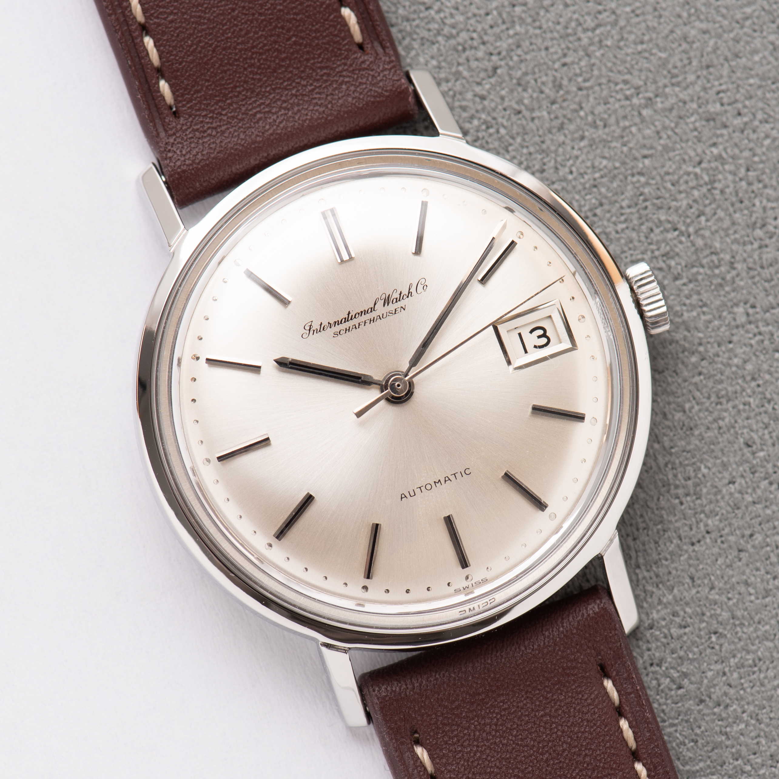 Vue de IWC International Watch Co Schaffhausen Automatic Silver Dial cal 8541 réf R818A