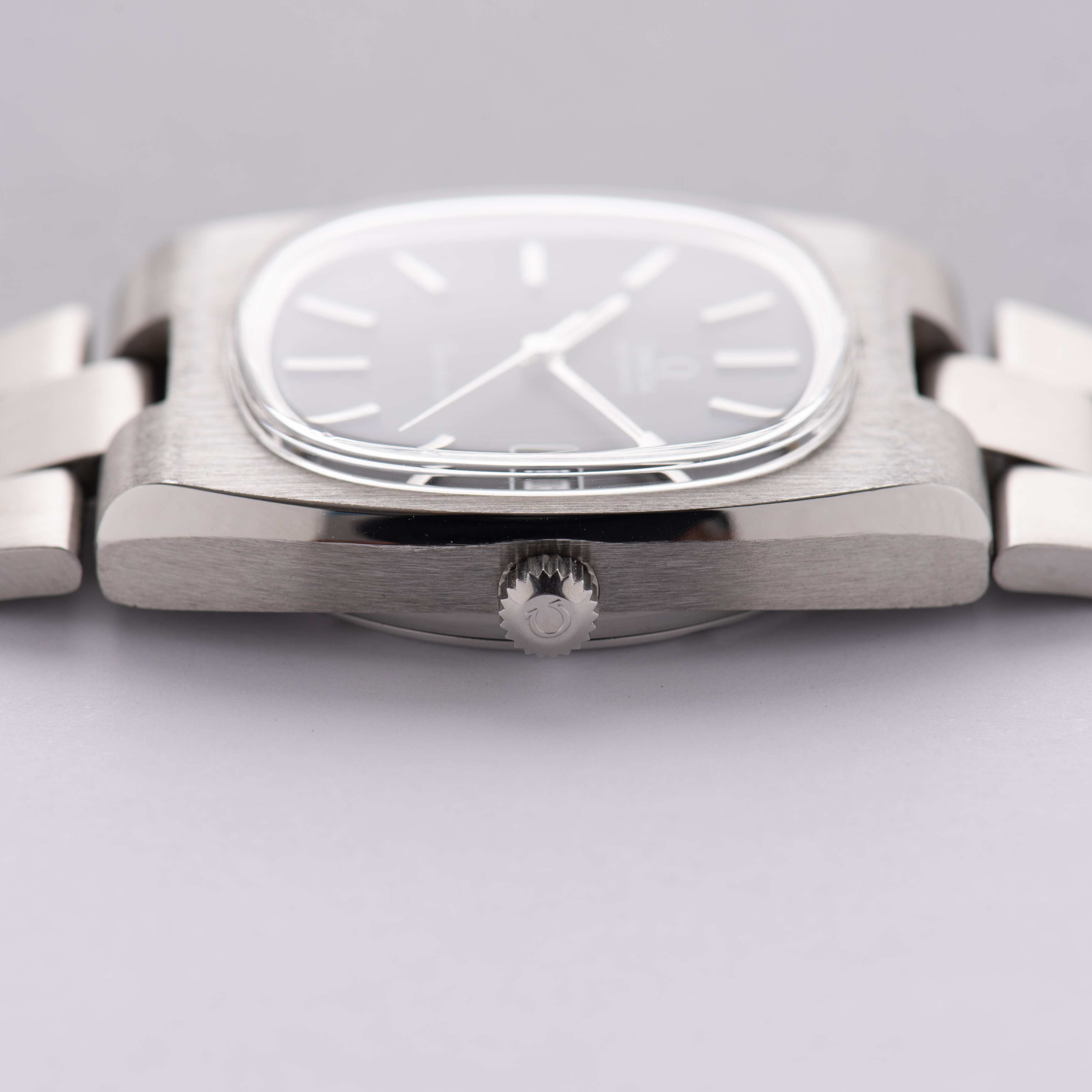 Vue de Omega Genève Automatic Date Square TV black dial réf 166.0191 from 1974