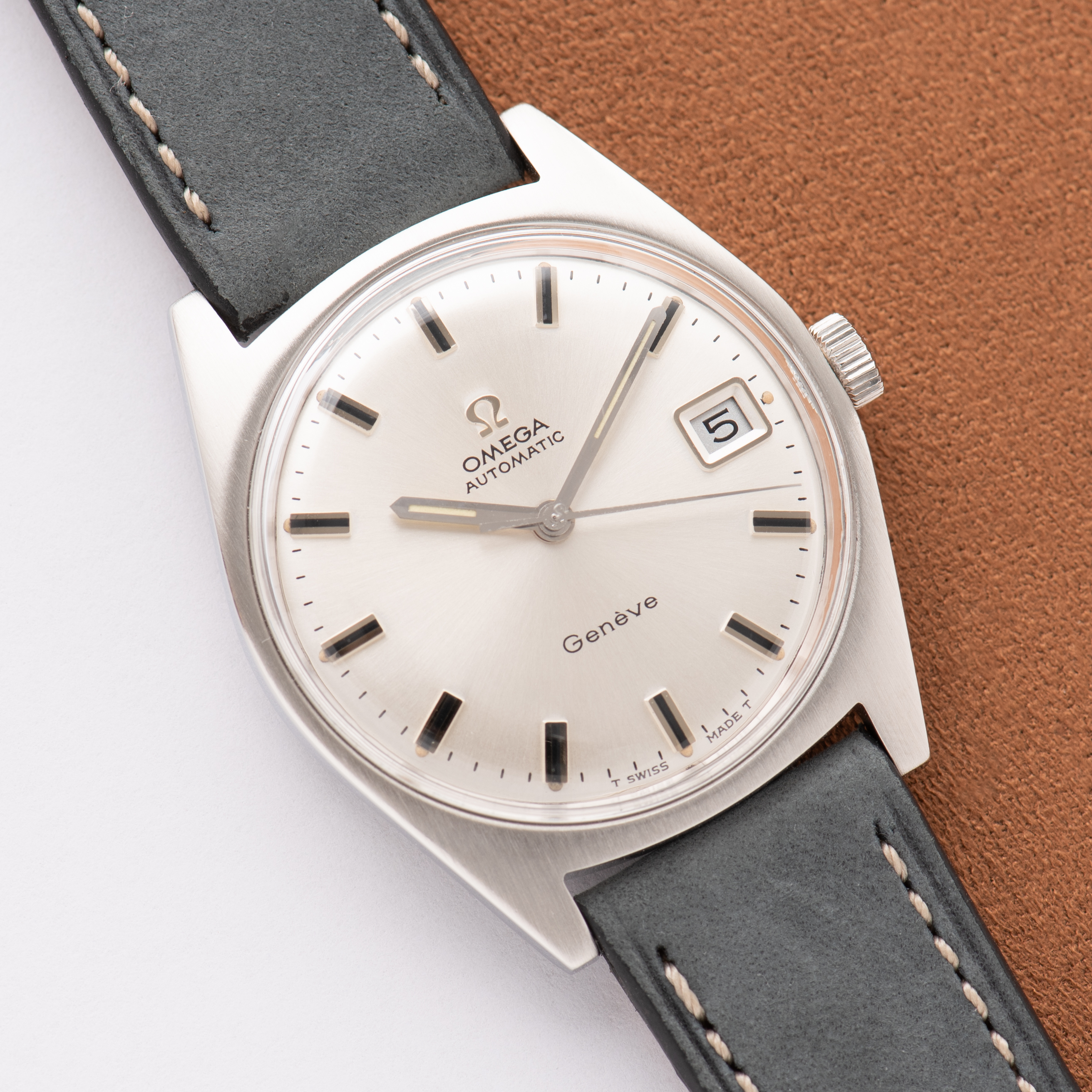 Zicht op Omega Automatic Genève Silver Dial ref 166.041 uit 1969