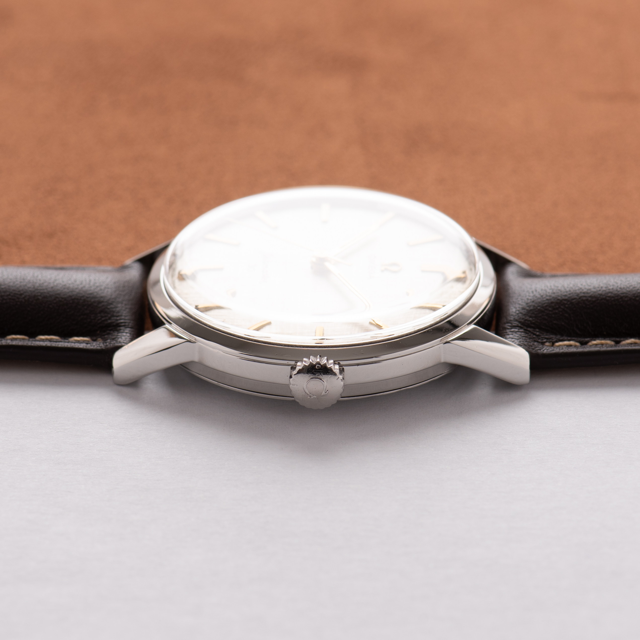 Zicht op Omega Seamaster 30 Patina "Linnen Dial" uit 1962 Ref 135.003