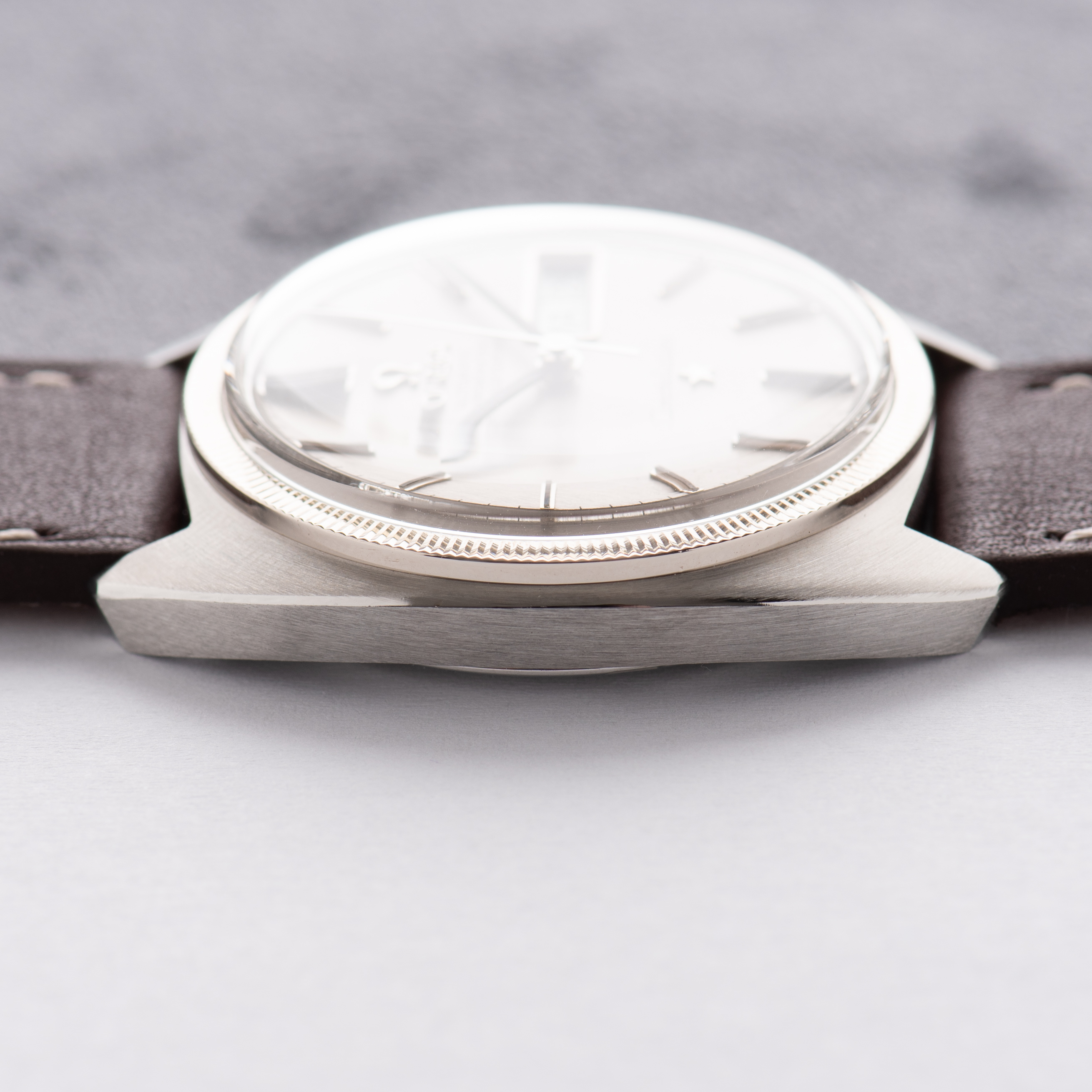 View of Omega Constellation Chronometer Linen Silver dial C-shape from 1968 Réf 168.029