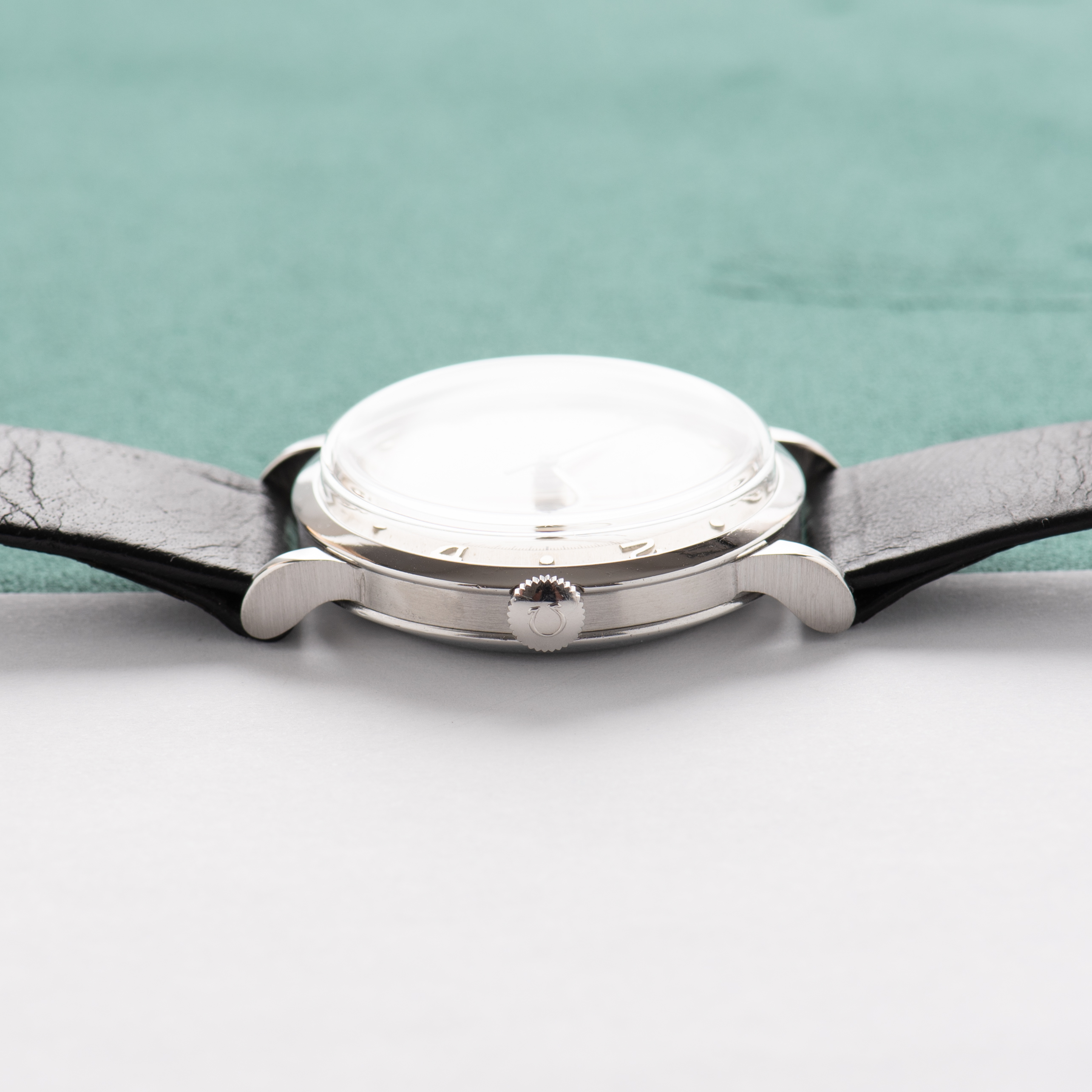 Zicht op Omega Centre Tweede Automatic Bumper Silver Dial Ref. 2445 1944