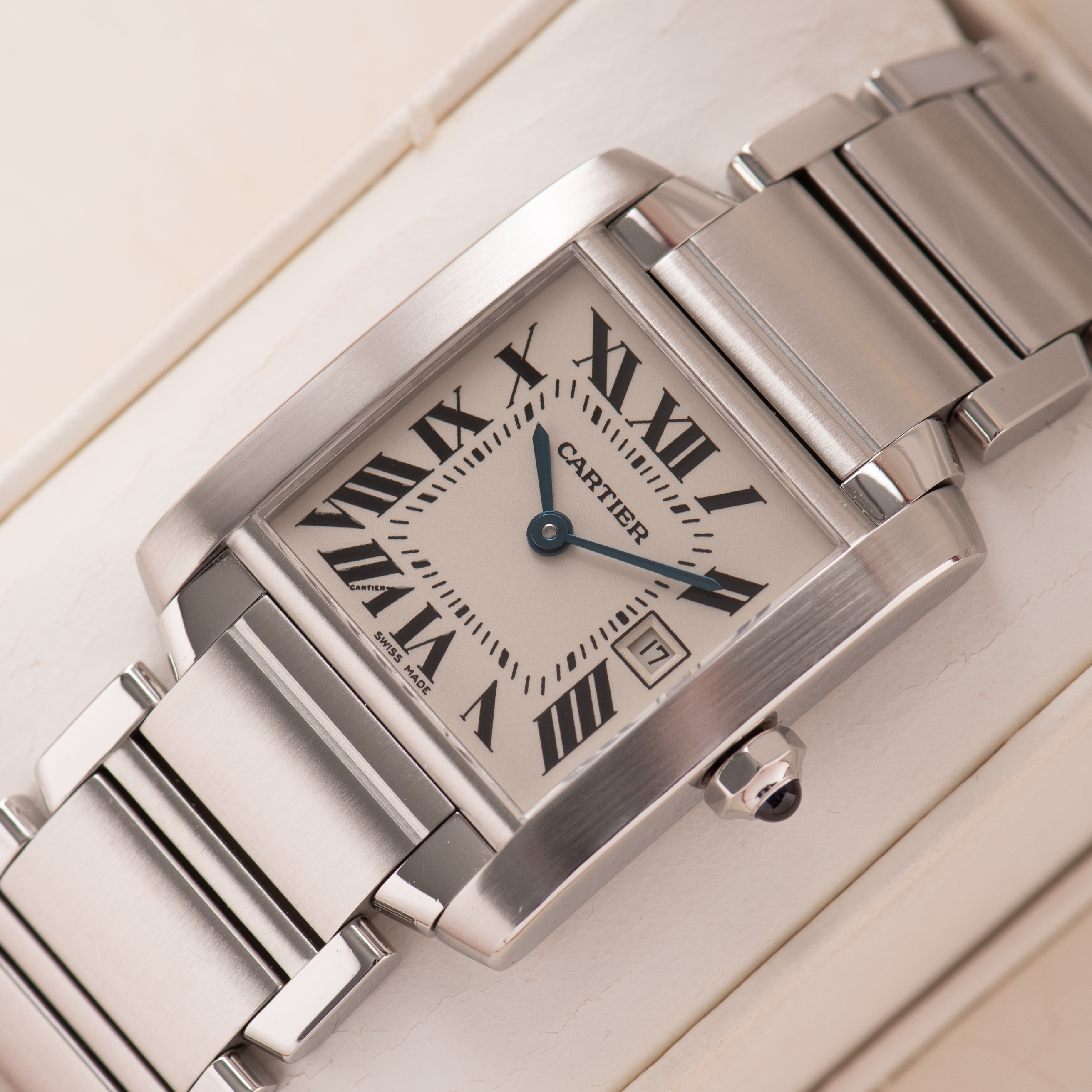 Zicht op Cartier Tank Franse Roman Dial Ref 2485 Volledige set + nieuwe reinigingsset