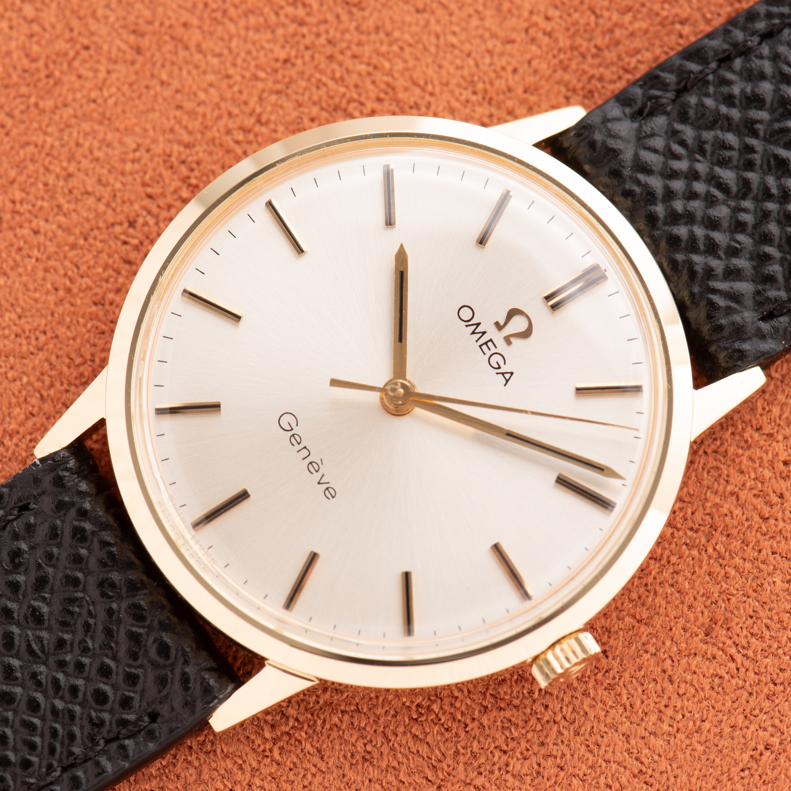 Vue de Omega Genève Dress Watch 14K Yellow Gold from 1969 Réf 131.041