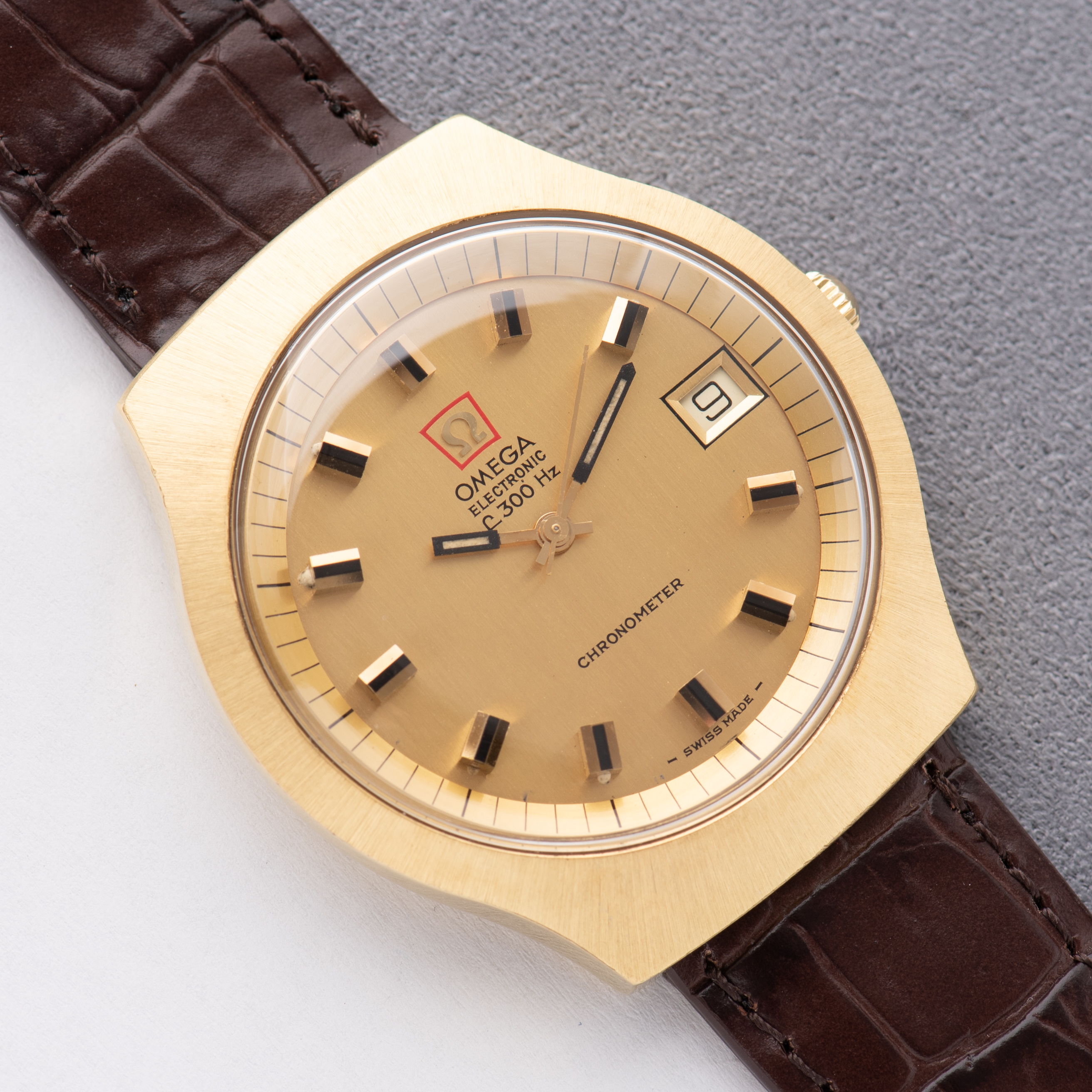 Zicht op Omega Electronic F300 Hz Chronometer Gouden wijzerplaat Ref 198.021