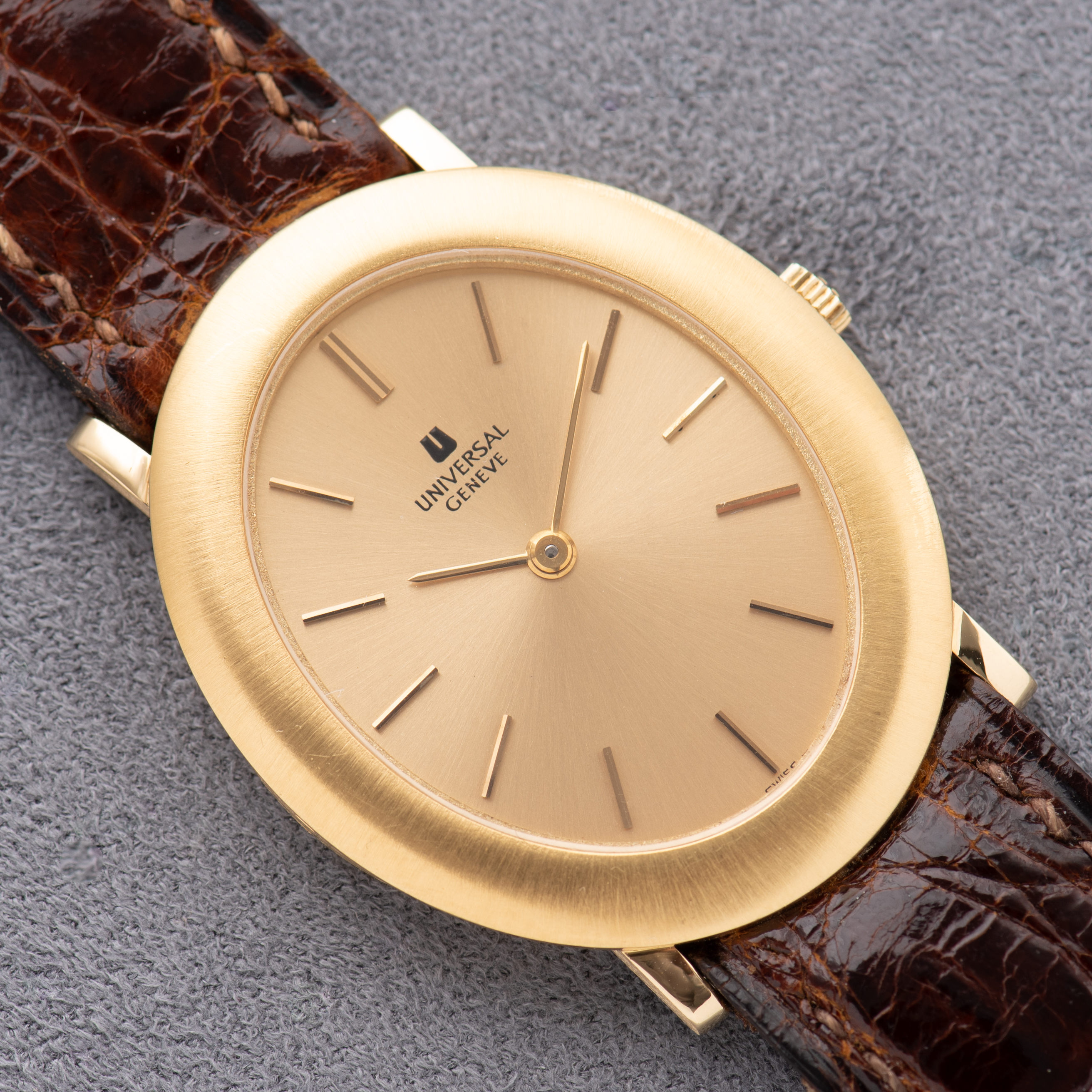 View of Universal Genève Ellipse Micro-Rotor cal 2-66 Gold 18K New Old Stock