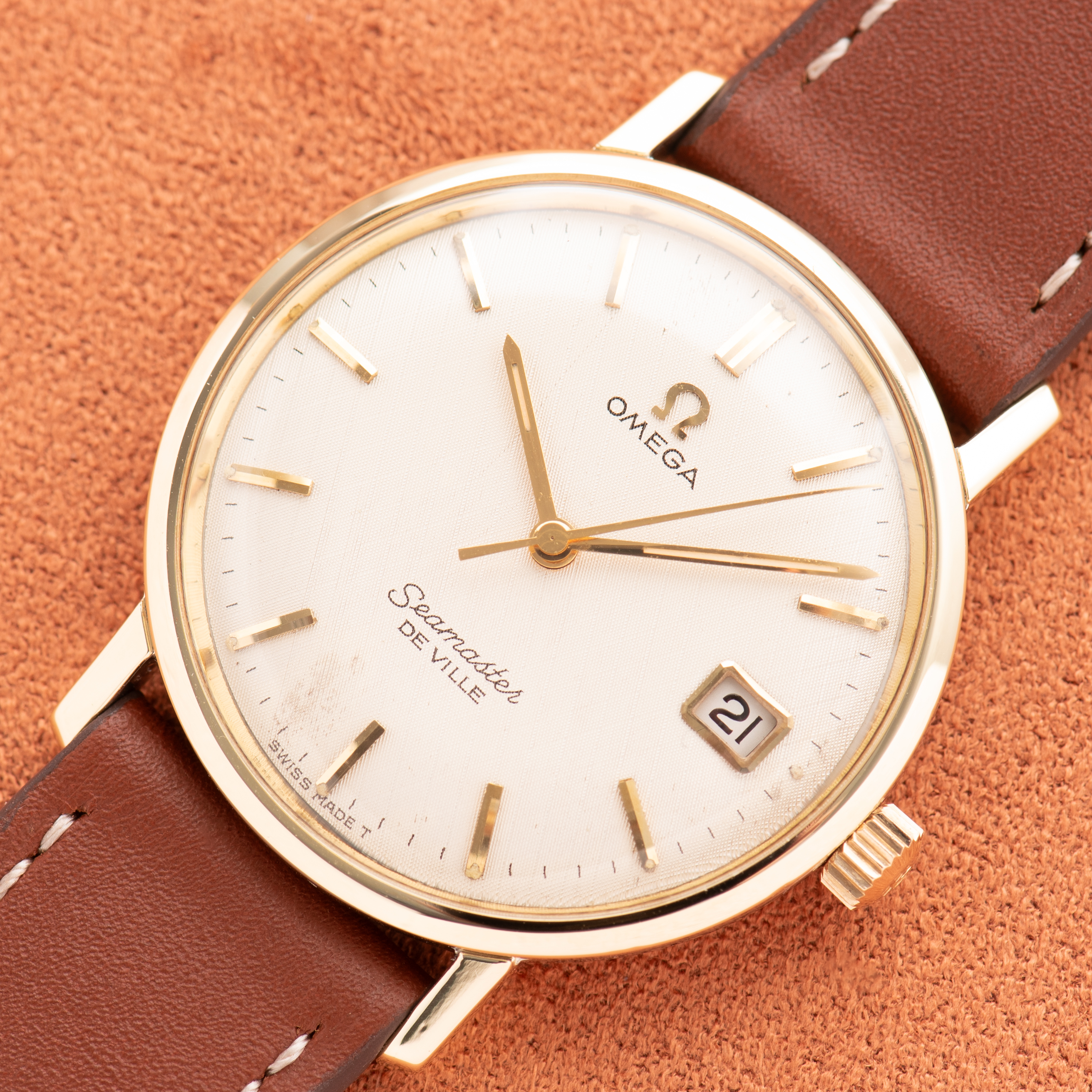 View of Omega Seamaster De Ville "Linen Dial" Crème Gold/Steel Réf 136.020 from 1964