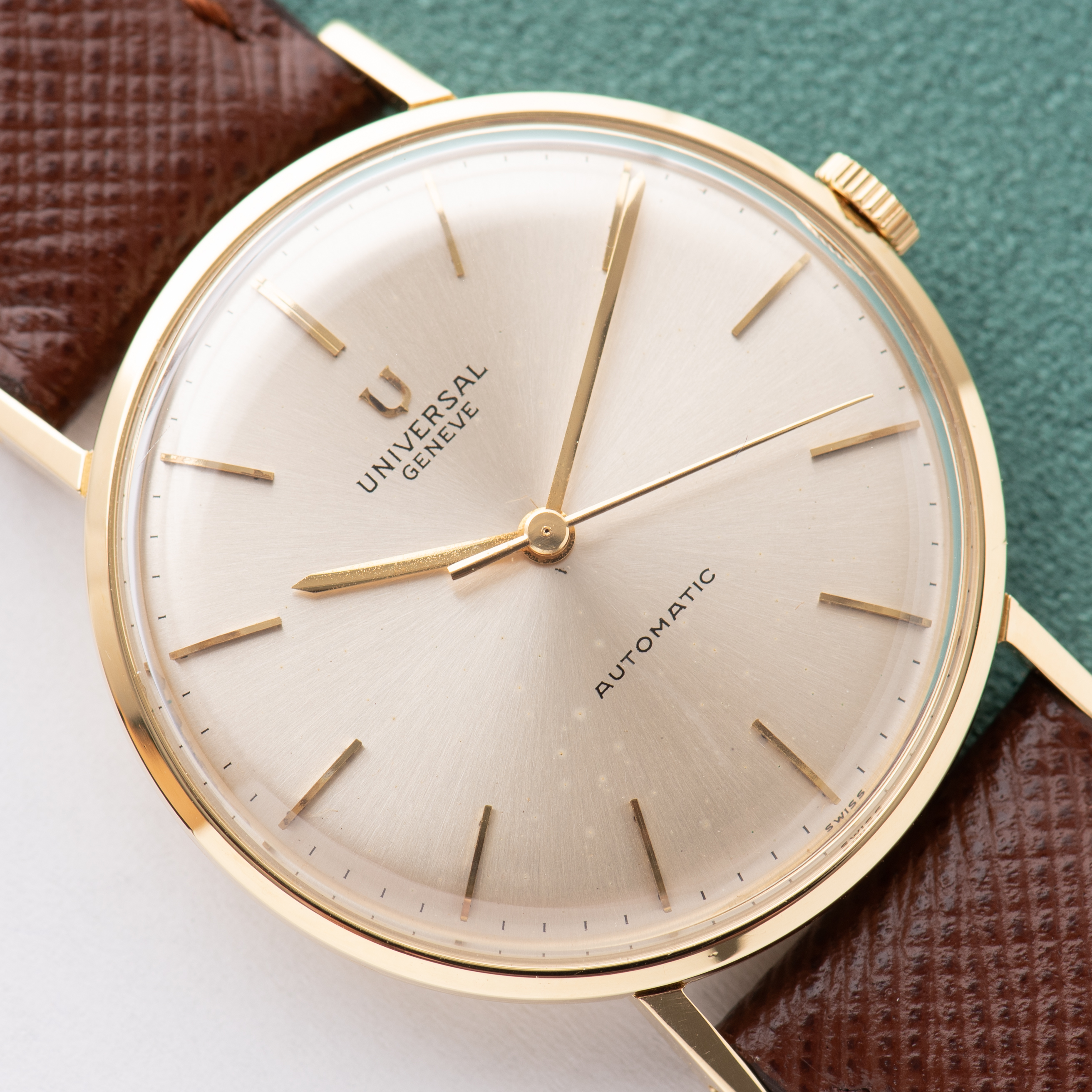 View of Universal Genève Automatic Micro-rotor cal 218-9 Gold 18K