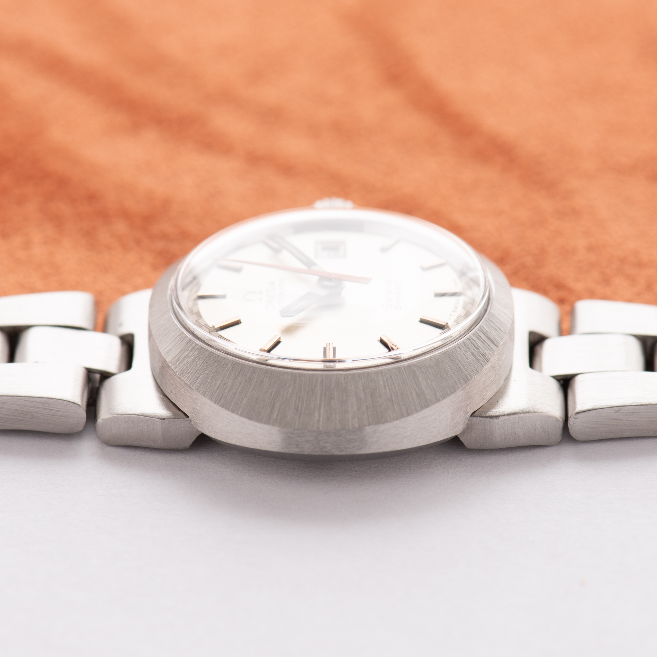 Vue de Omega Automatic Genève Dynamic Date White Racing dial Réf 566.015