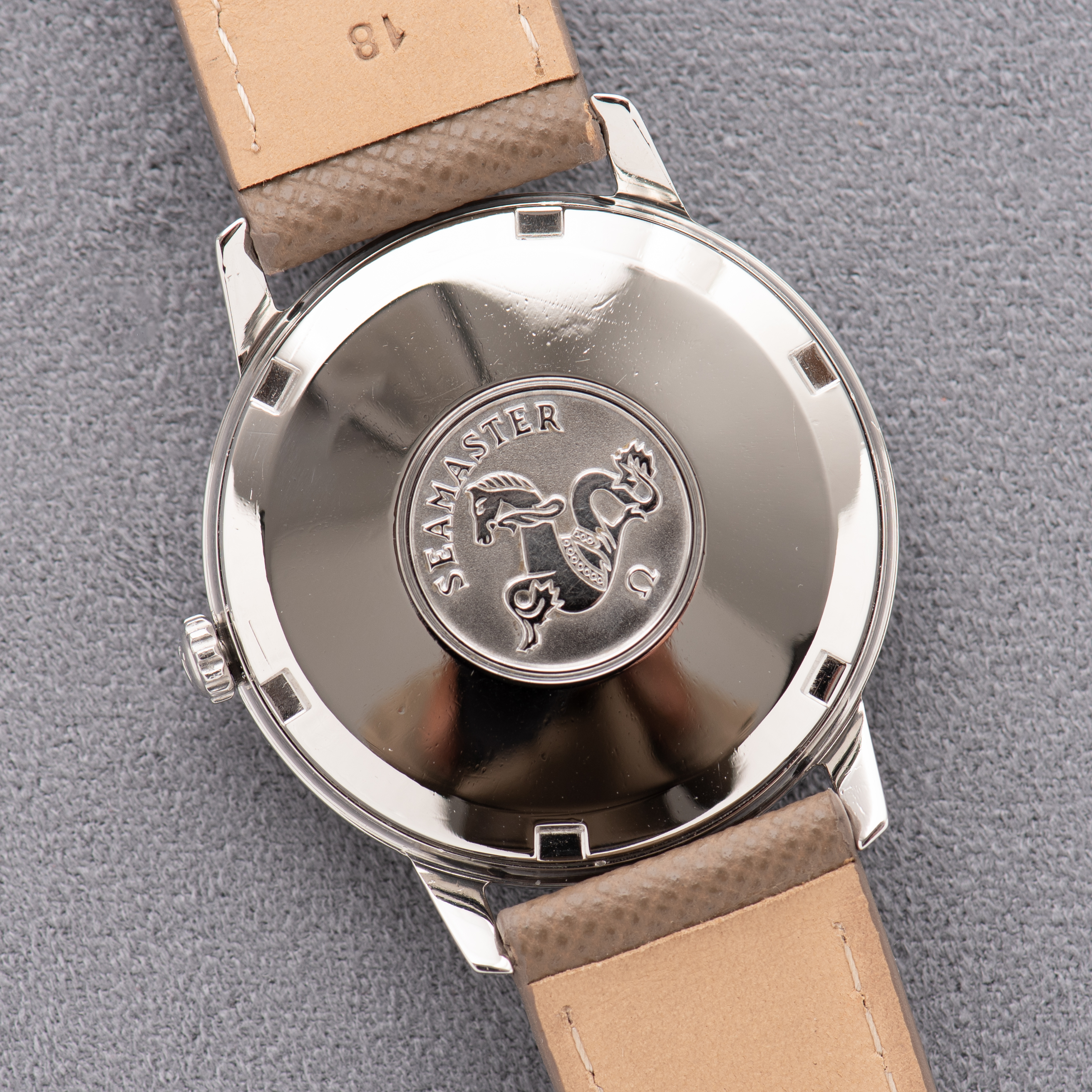 Zicht op Omega Seamaster Automatic Date Silver Dial Réf 166.002 from 1965