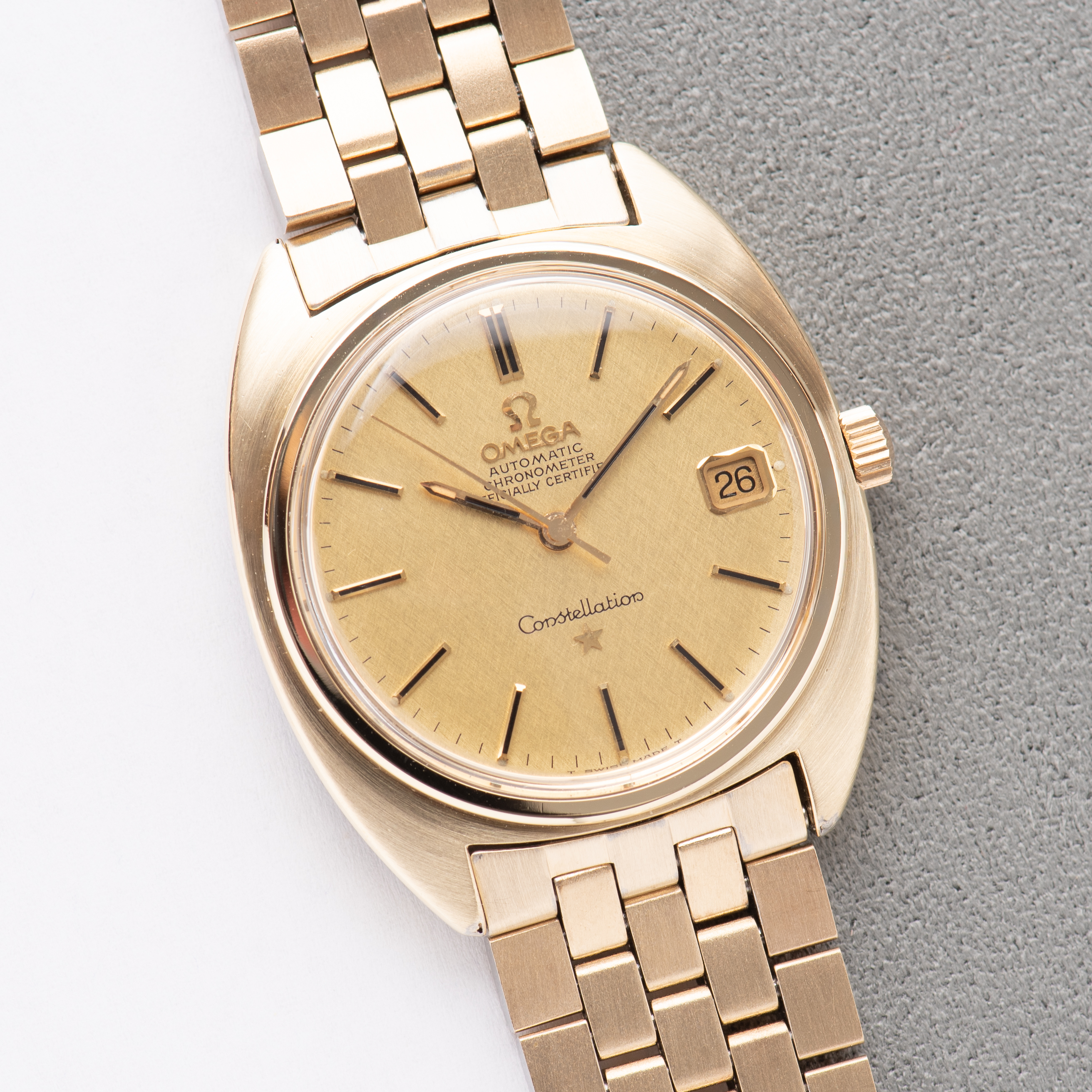 Zicht op Omega Constellation Chronometer C-shape 14K Gold Capped from 1968 Réf 168.017SP