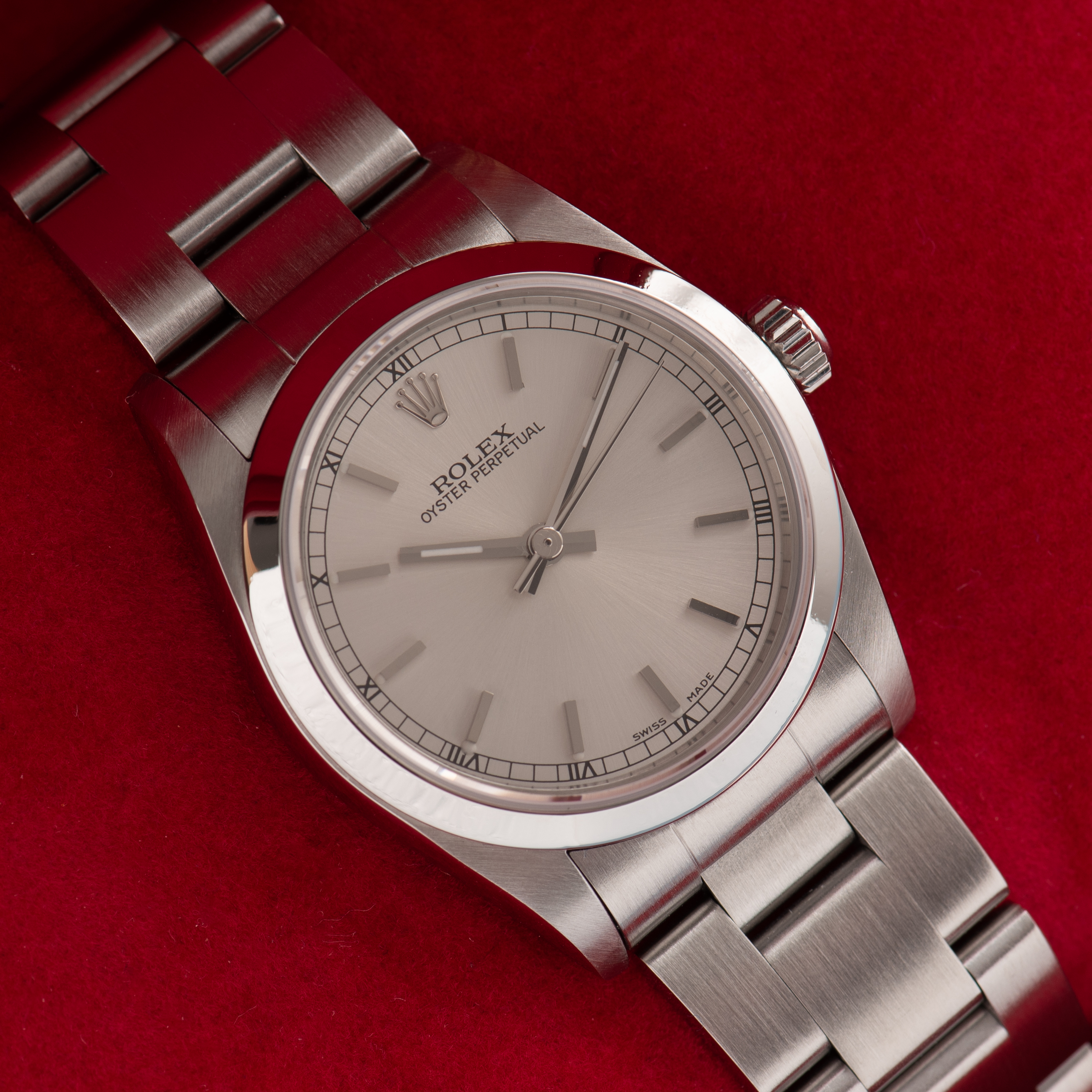 Zicht op Rolex Oyster Perpetual Silver Dial Réf 77080 Full set from 2005
