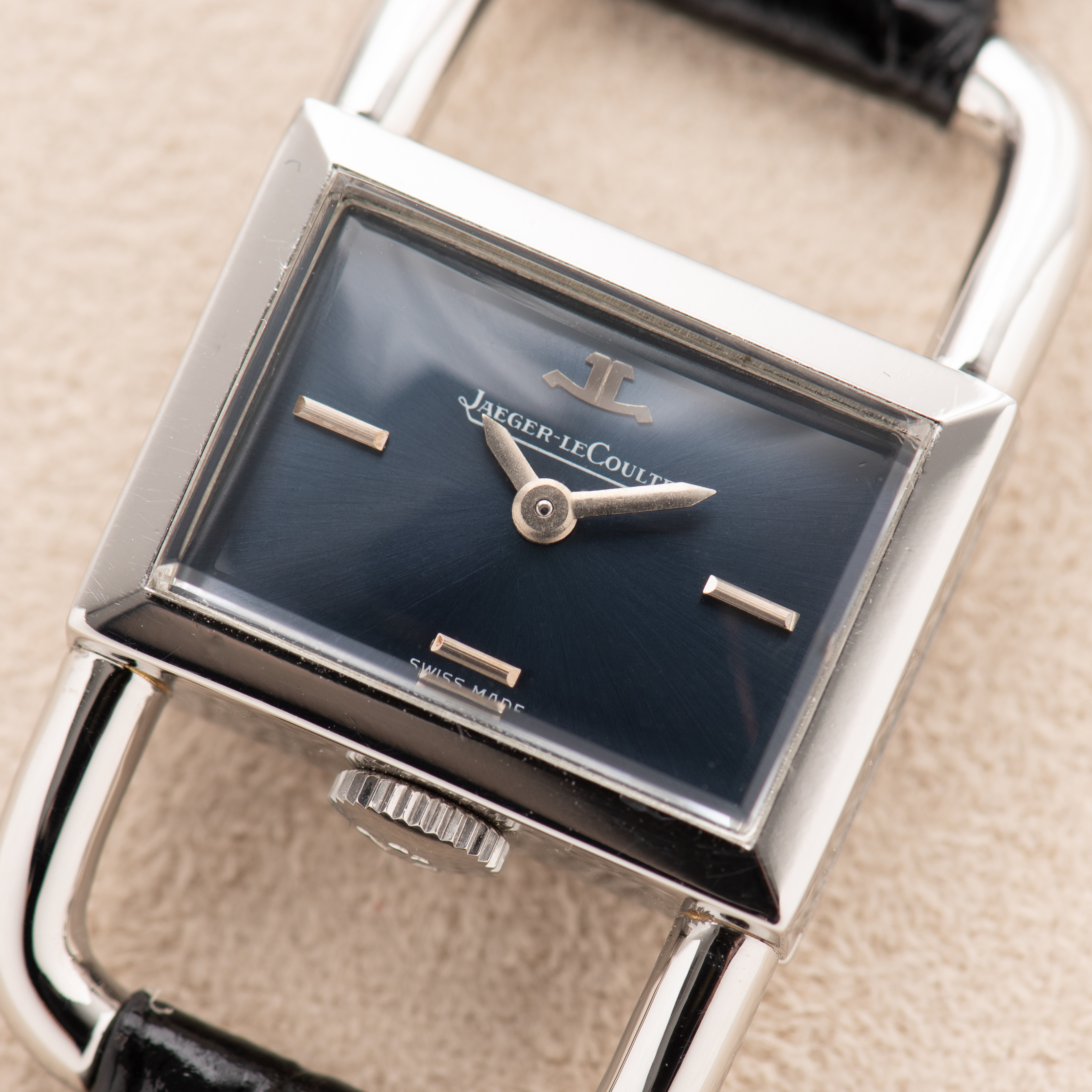 Zicht op Jaeger-LeCoultre Etrier Lucchetto for Hermès Blue Dial Réf 1670.42