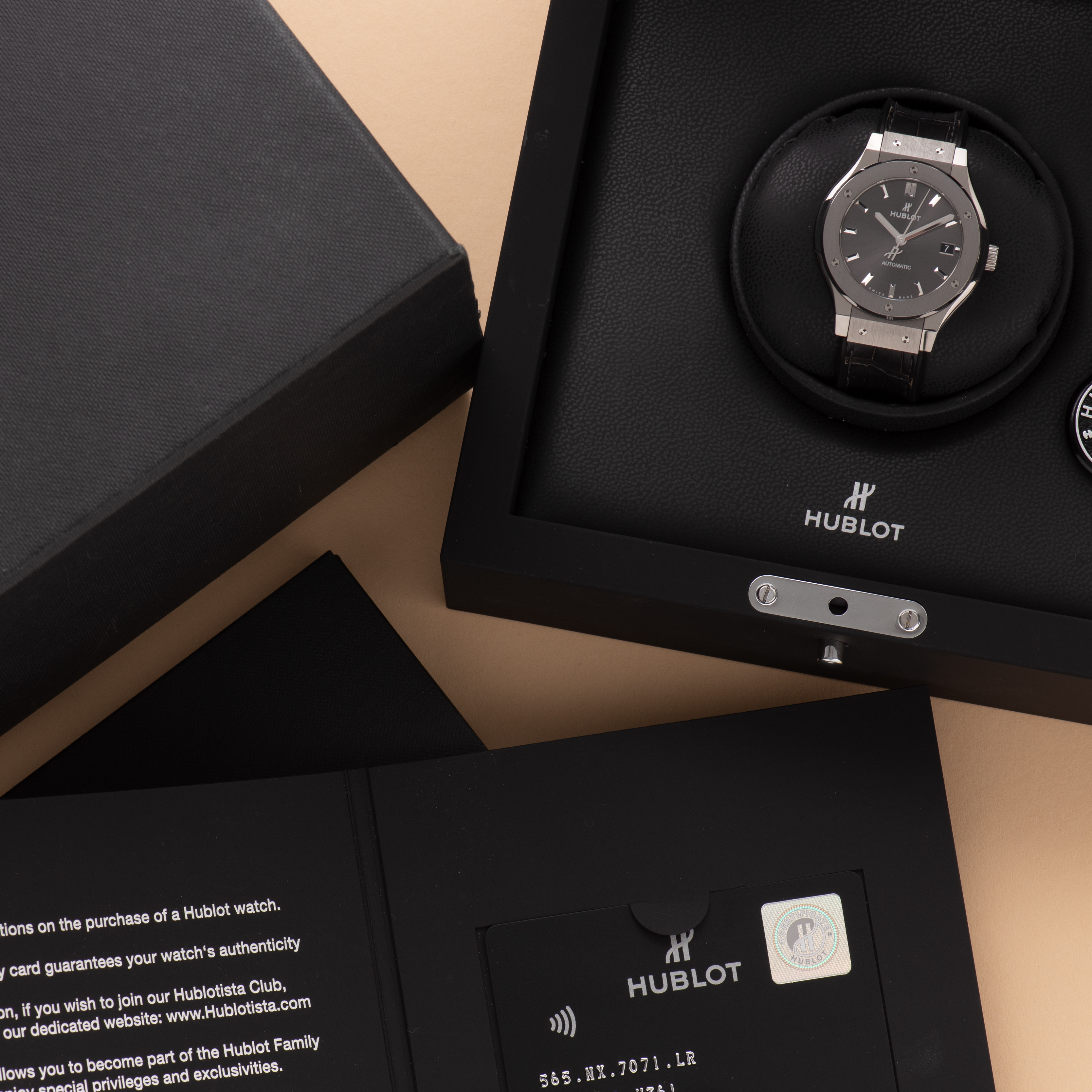 Zicht op Hublot Classic Fusion Grey Dial ref 565.NX.7071.LR uit 2020
