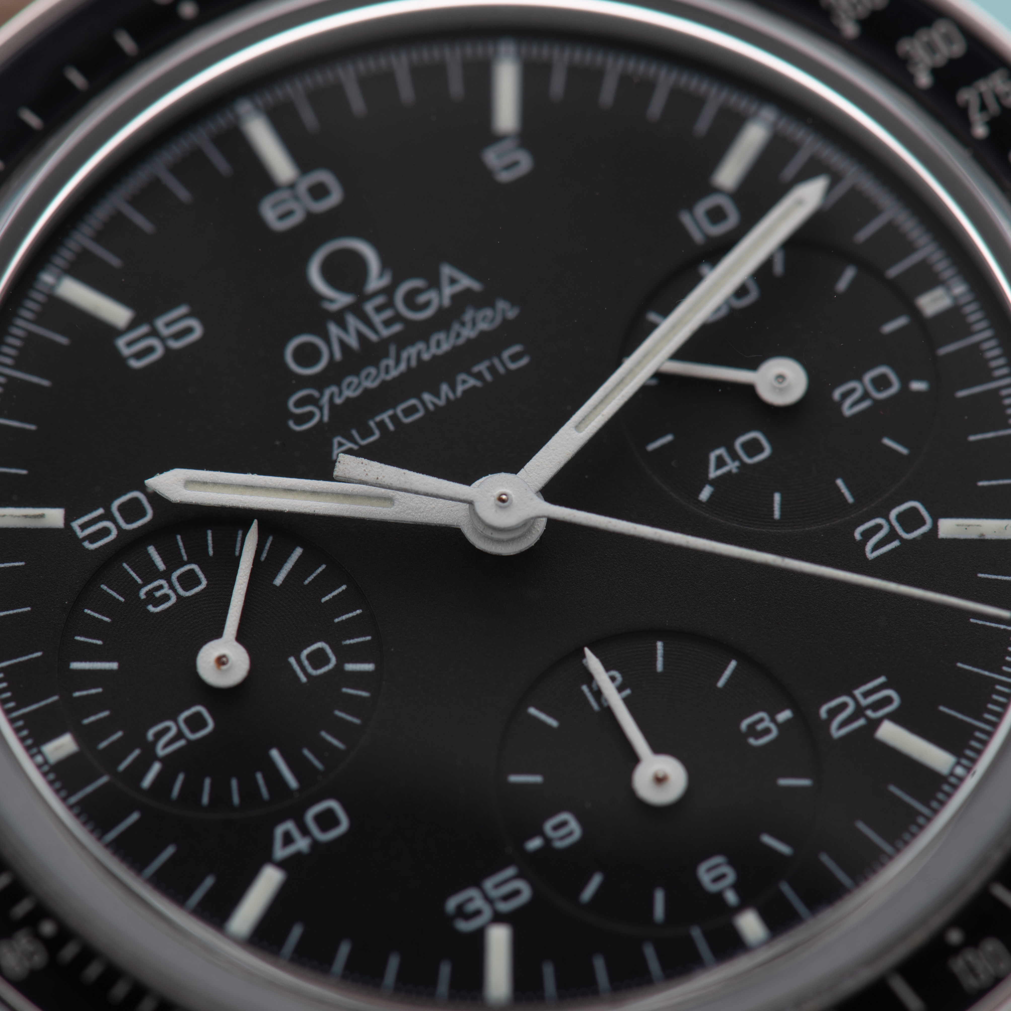 Vue de Oméga Speedmaster Reduced Automatic réf 3539.50.00