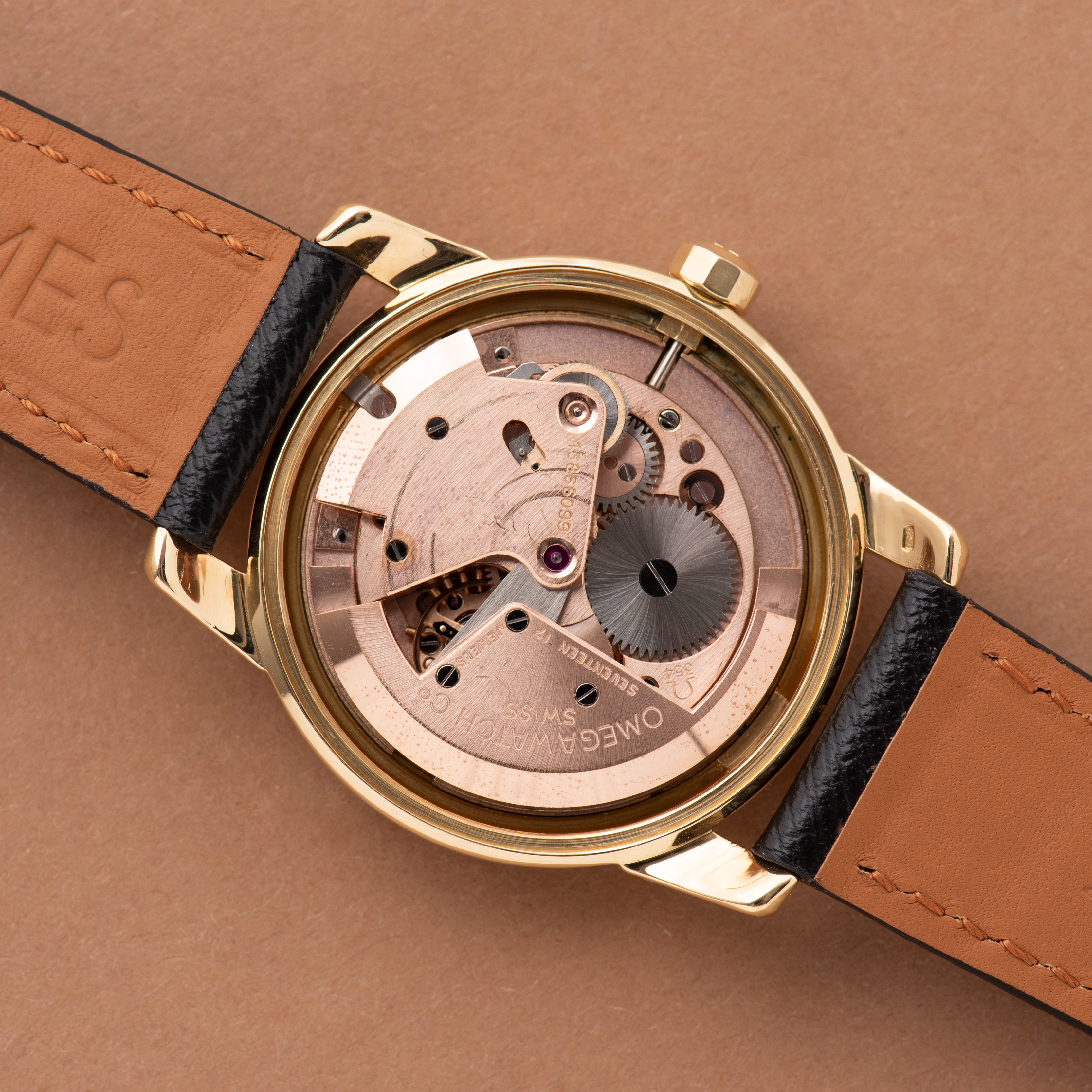 View of Omega Seamaster Automatic Bumper Beefy Lugs Gold 18K from 1952 Réf 2577-2520