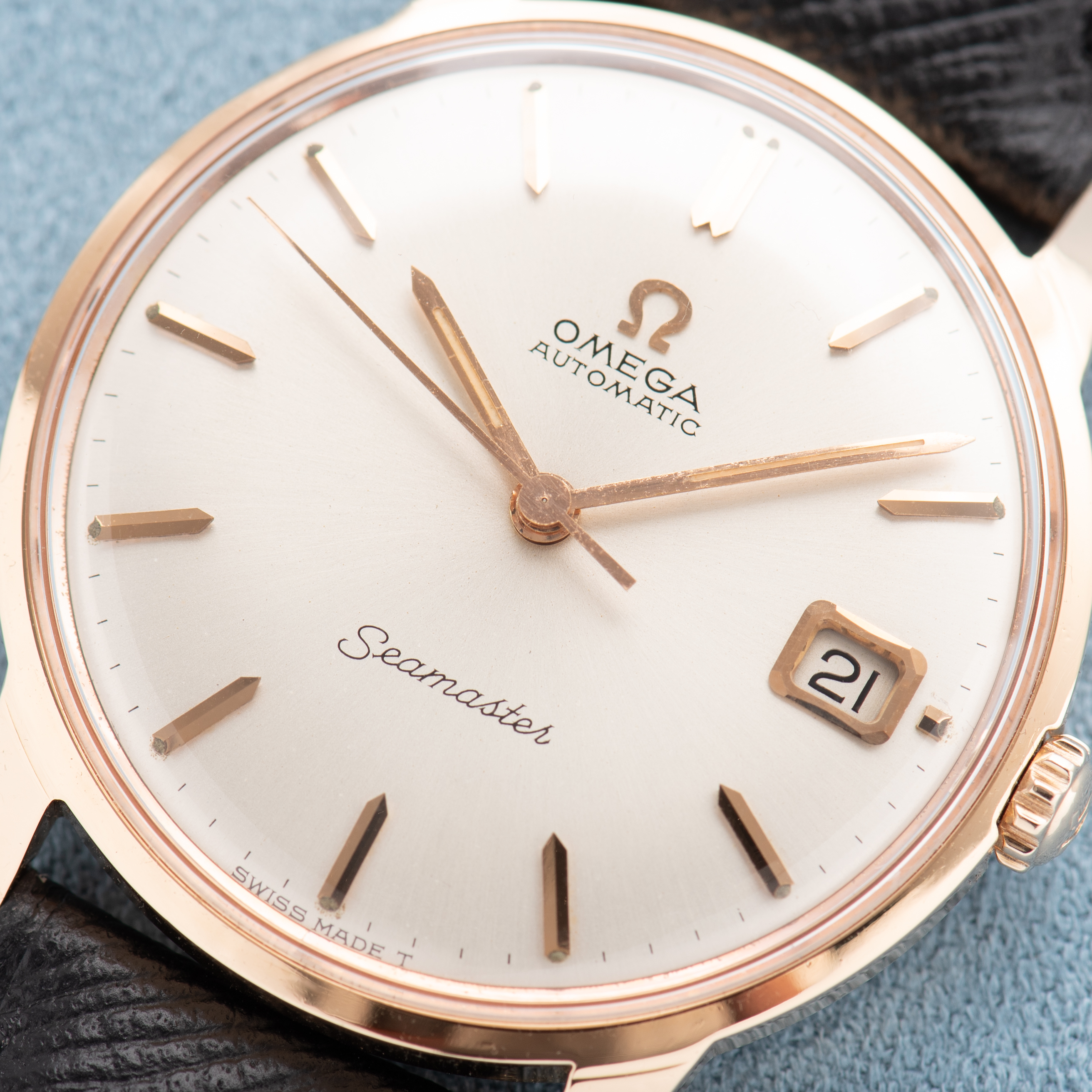 Vue de Omega Automatic Seamaster Date Pink Gold 18k from 1965 Réf 166.001