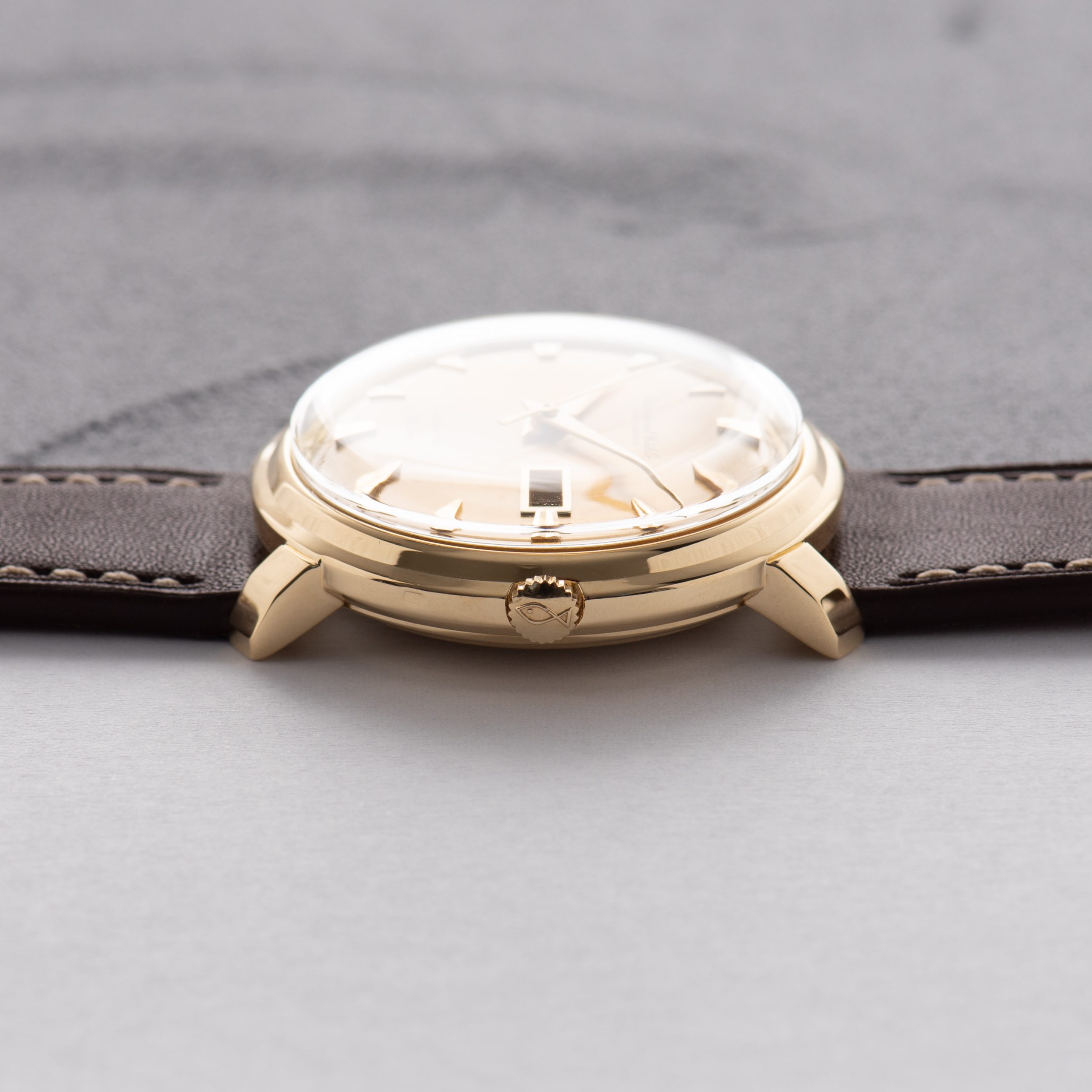 Vue de IWC International Watch Co Schaffhausen Automatic De Luxe Date cal 8531 Gold 18k