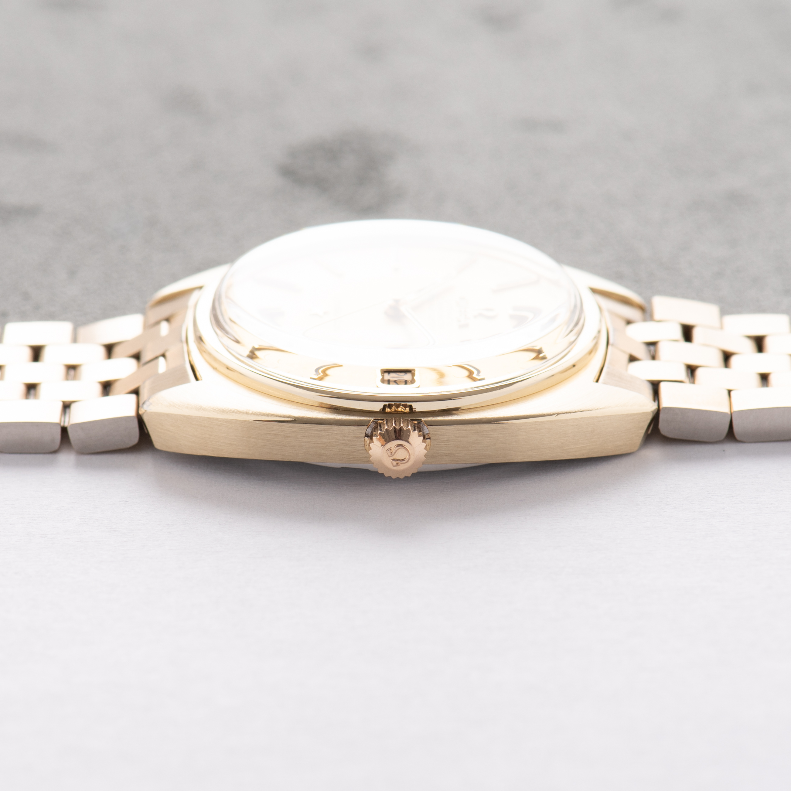 Zicht op Omega Constellation Chronometer C-shape 14K Gold Capped from 1968 Réf 168.017SP