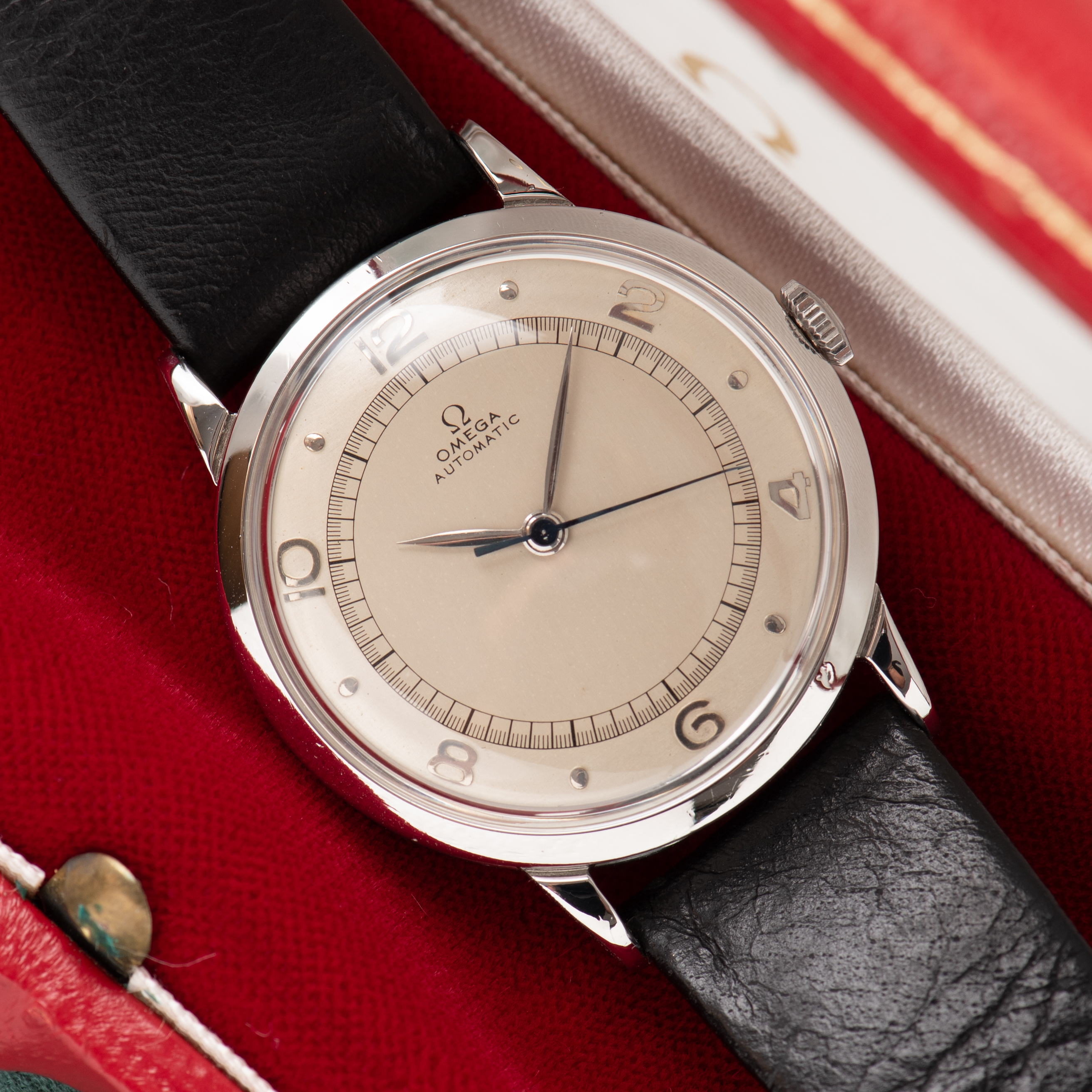 Zicht op Omega Centre Tweede Automatic Bumper Silver Dial Ref. 2445 1944