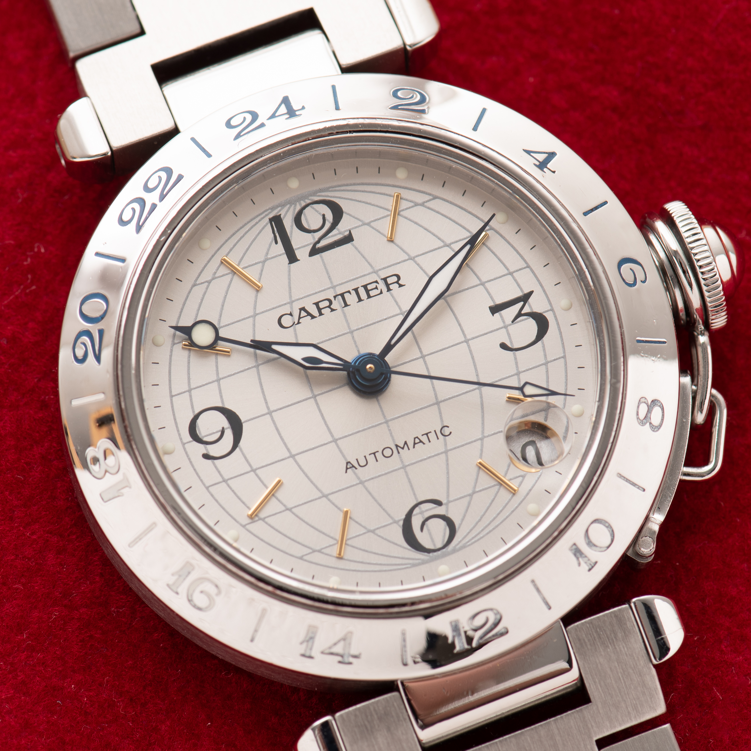 Zicht op Cartier Pasha Automatic GMT réf 2377