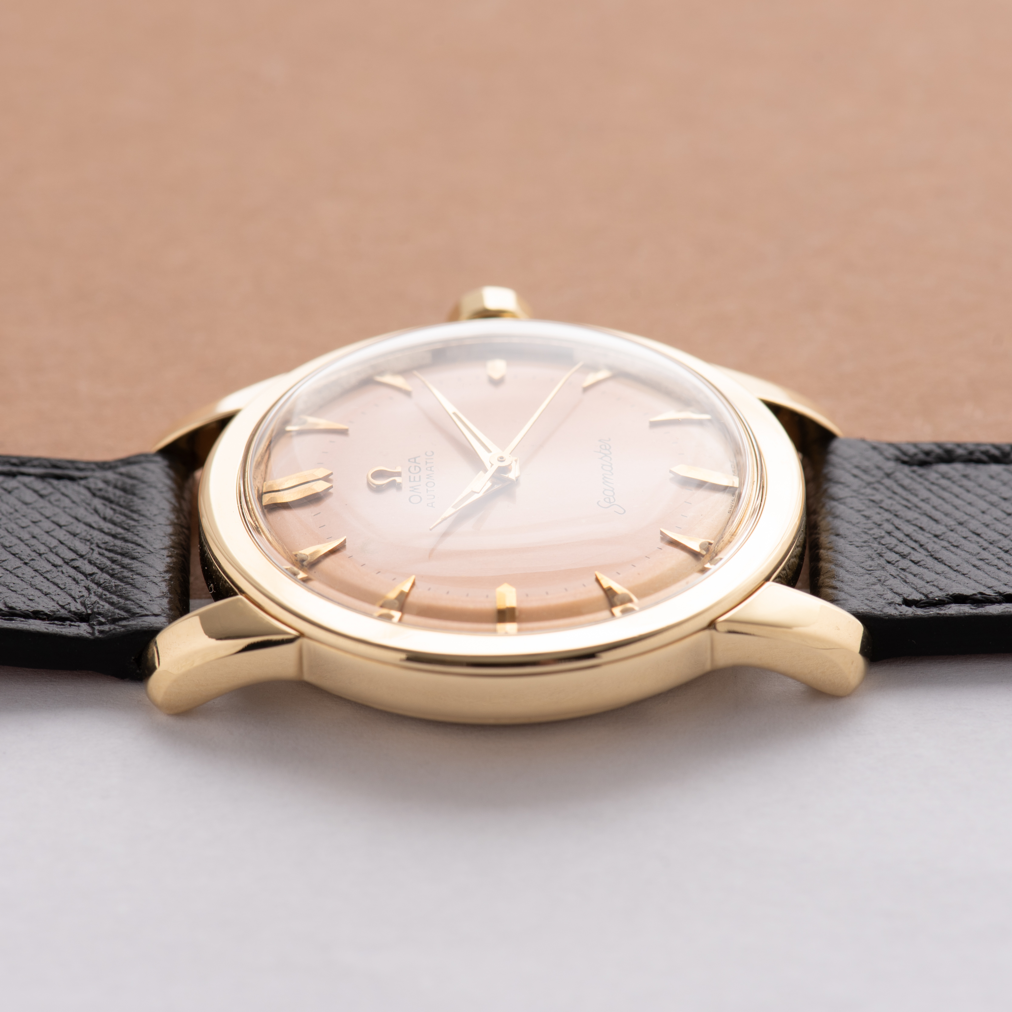 View of Omega Seamaster Automatic Bumper Beefy Lugs Gold 18K from 1952 Réf 2577-2520