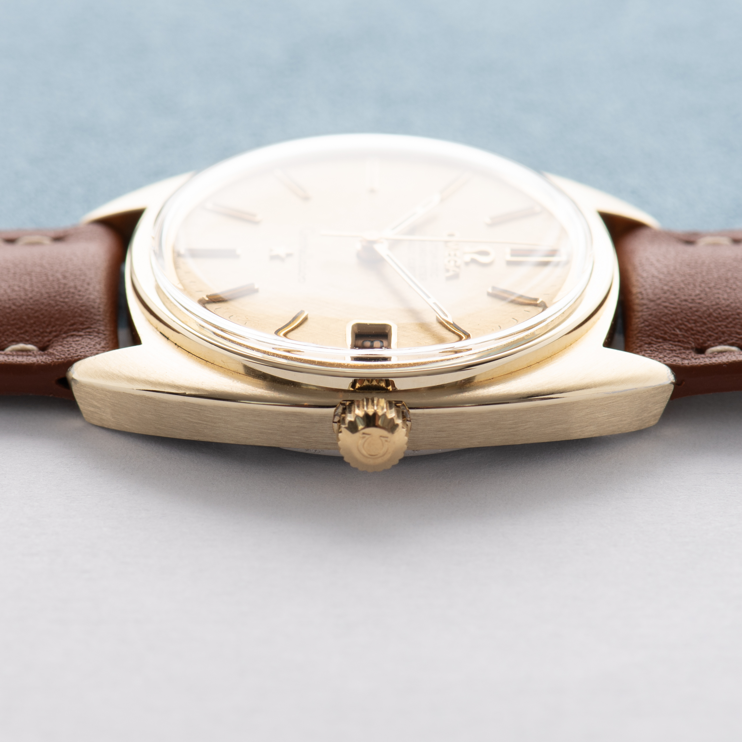 Zicht op Omega Constellation Chronometer C-vorm 14K Gold Capped from 1969 Ref 168.017