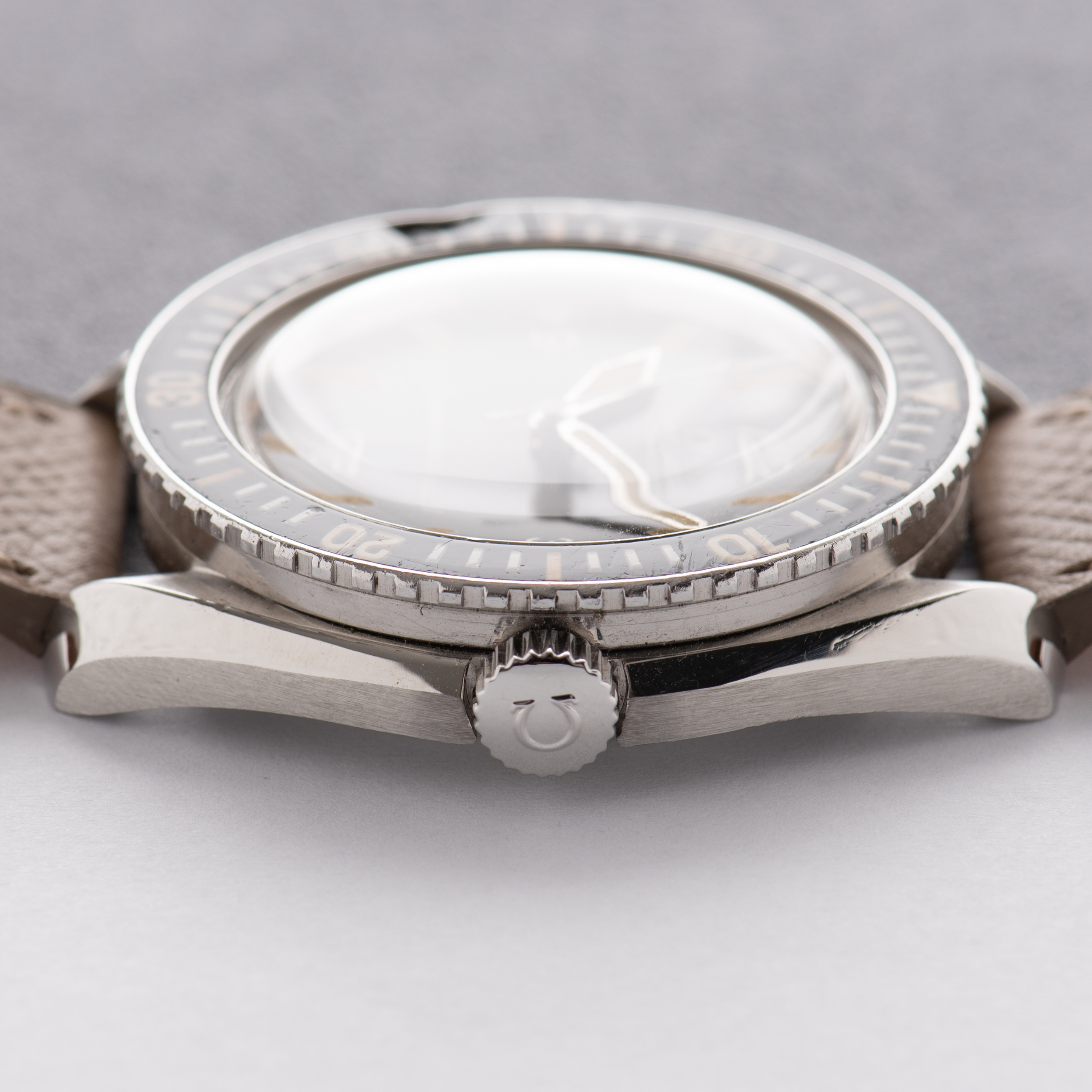 Vue de Omega Seamaster 300 Automatic HF Case Réf 165.024 from 1966