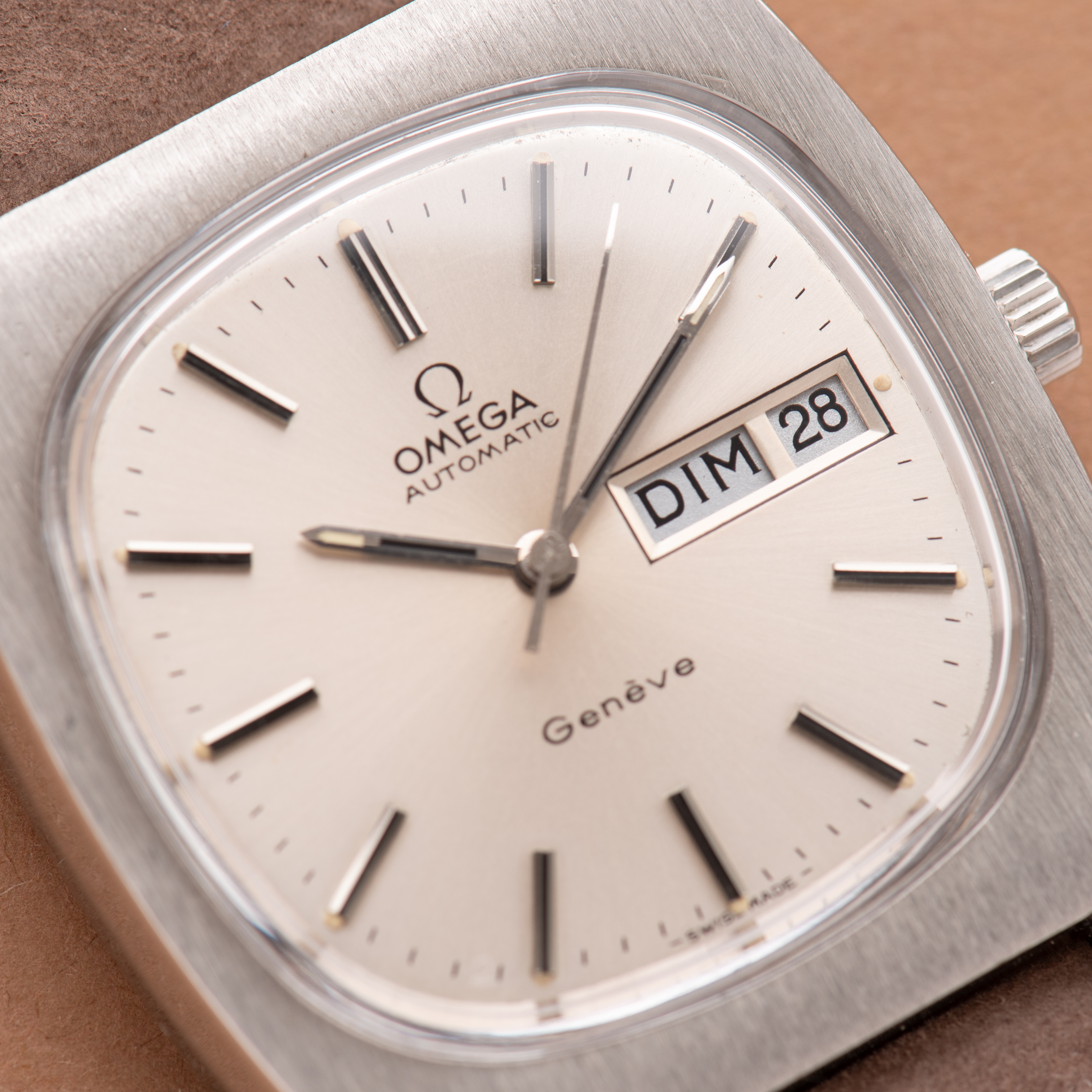 Zicht op Omega Genève Automatic Day Date from 1973 Réf 166.0188
