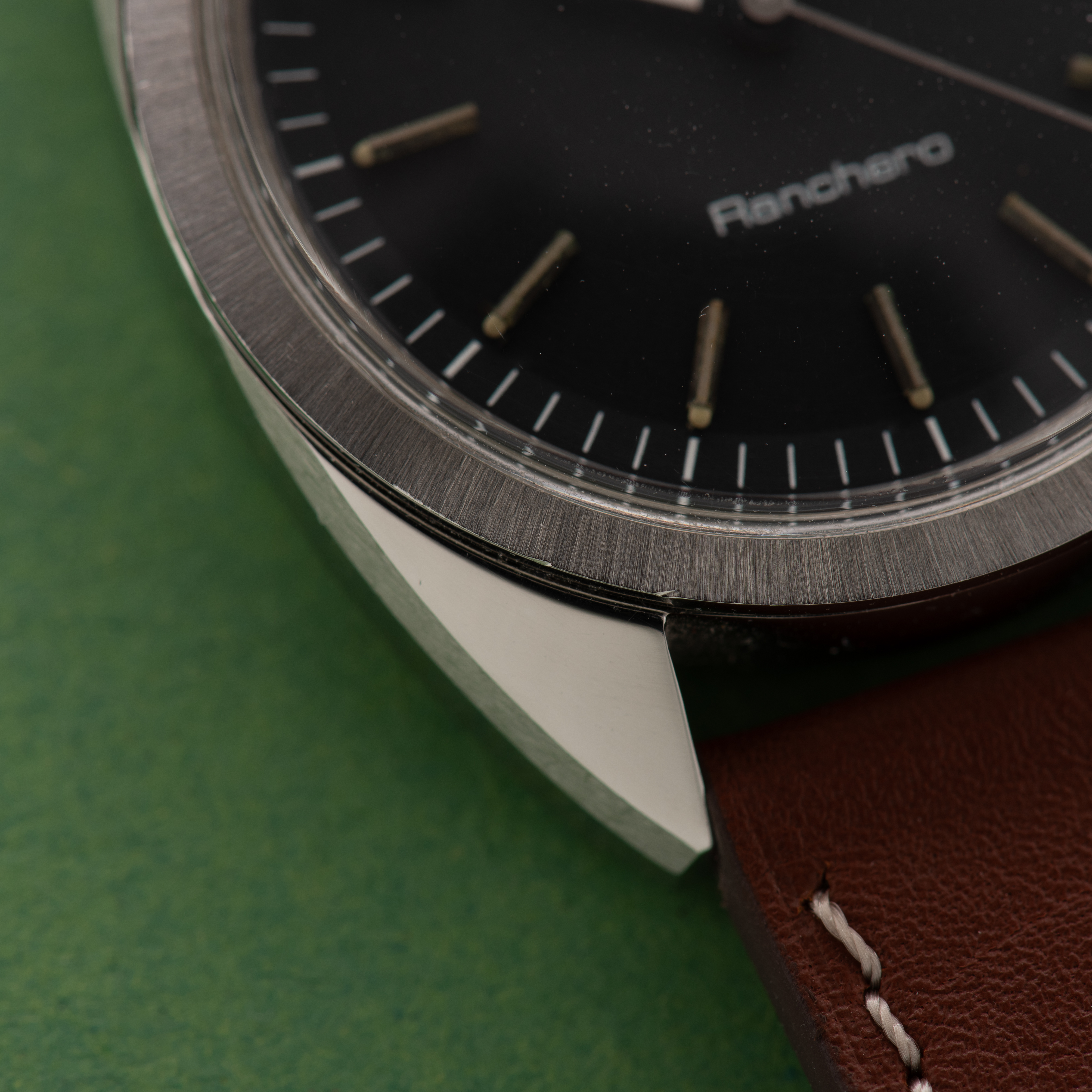 Zicht op Omega Ranchero Automatic Date "Belgian market" black dial réf 136.0106 from 1974