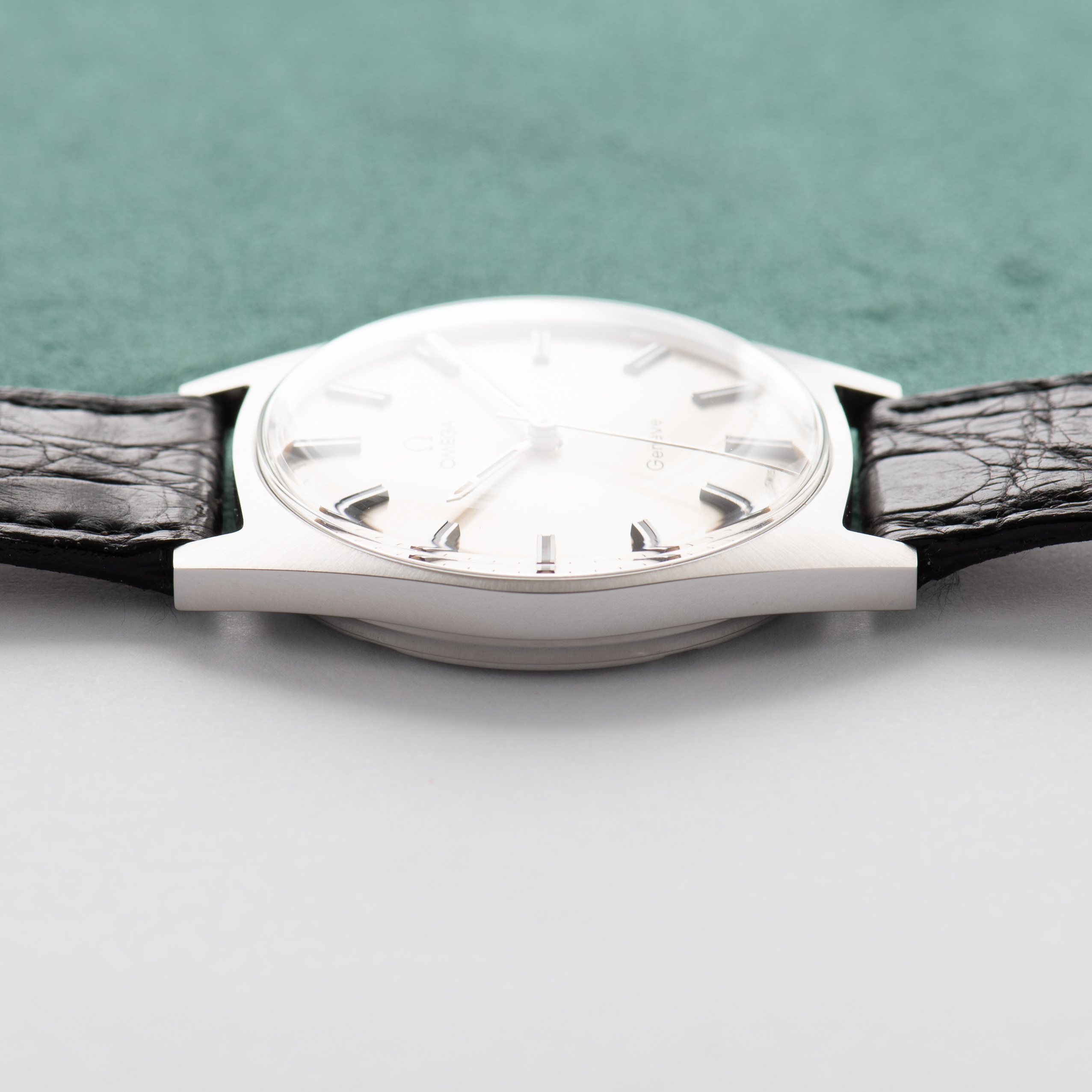 View of Omega Genève Mécanique Réf 135.041 from 1973 New Old Stock with box and sticker
