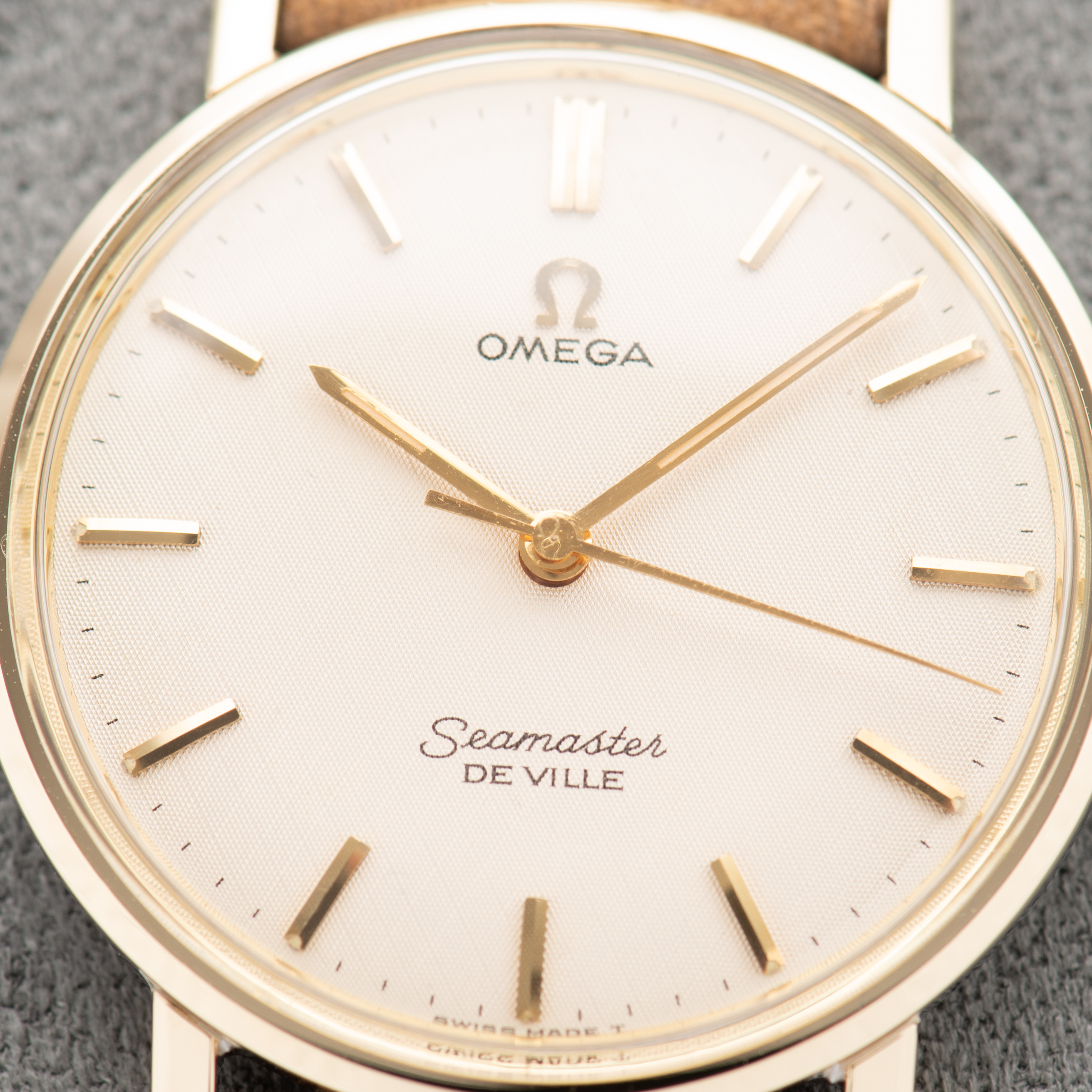 Zicht op Omega Seamaster De Ville "Linnen Dial" Cream Gold/Steel Ref 135.020 vanaf 1964