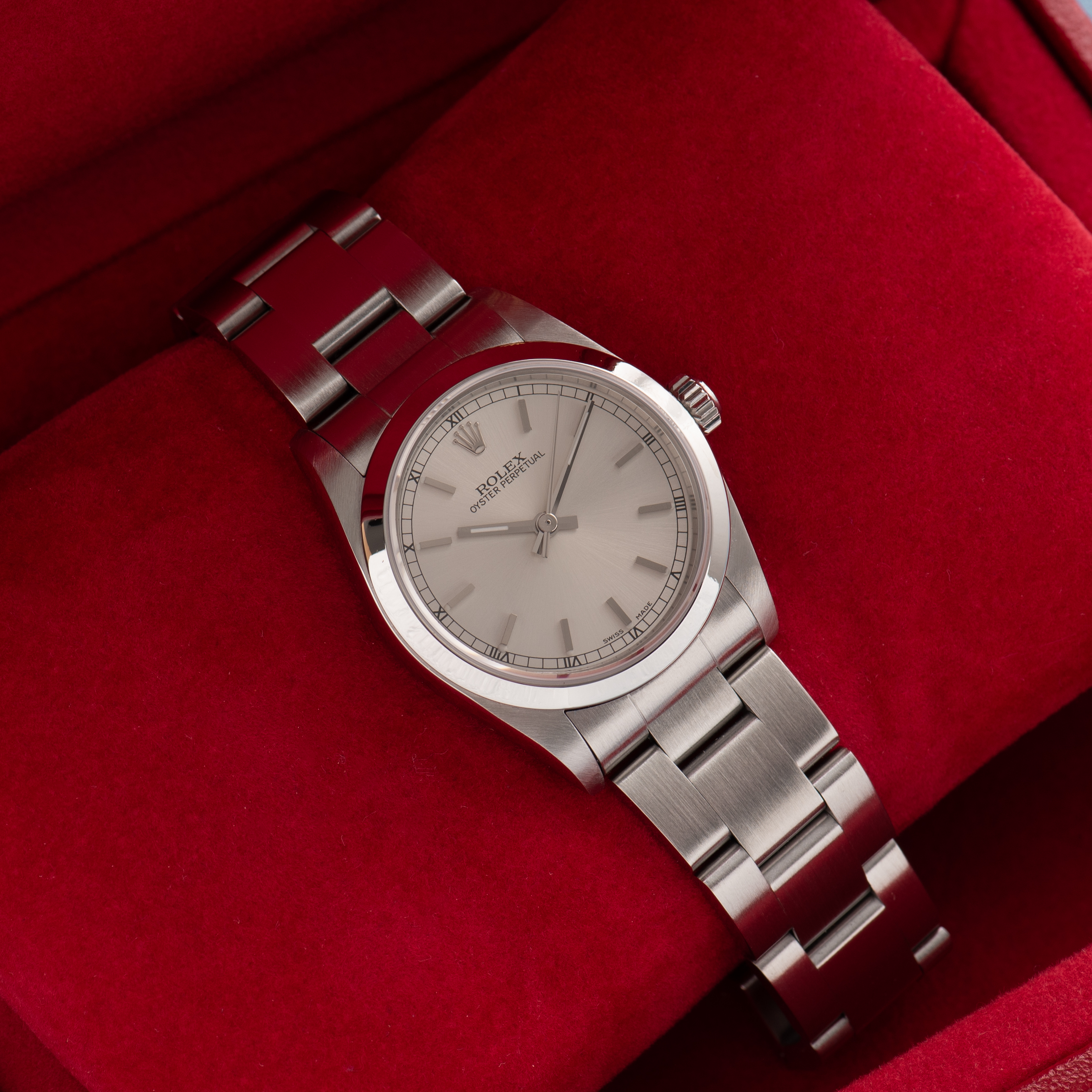 Zicht op Rolex Oyster Perpetual Silver Dial Réf 77080 Full set from 2005