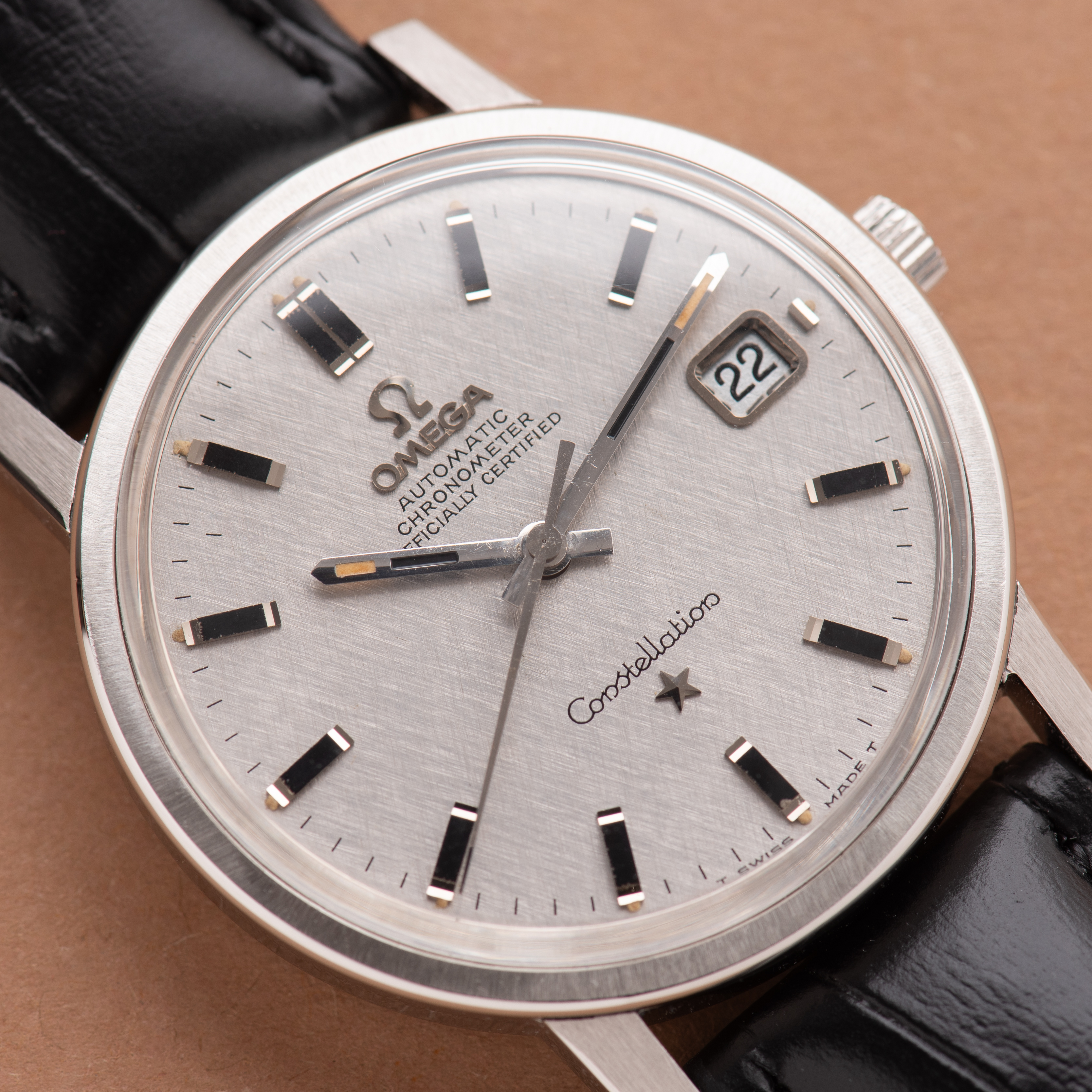 Zicht op Omega Automatic Chronometer Constellation réf 168.018 Tapisserie Dial Silver